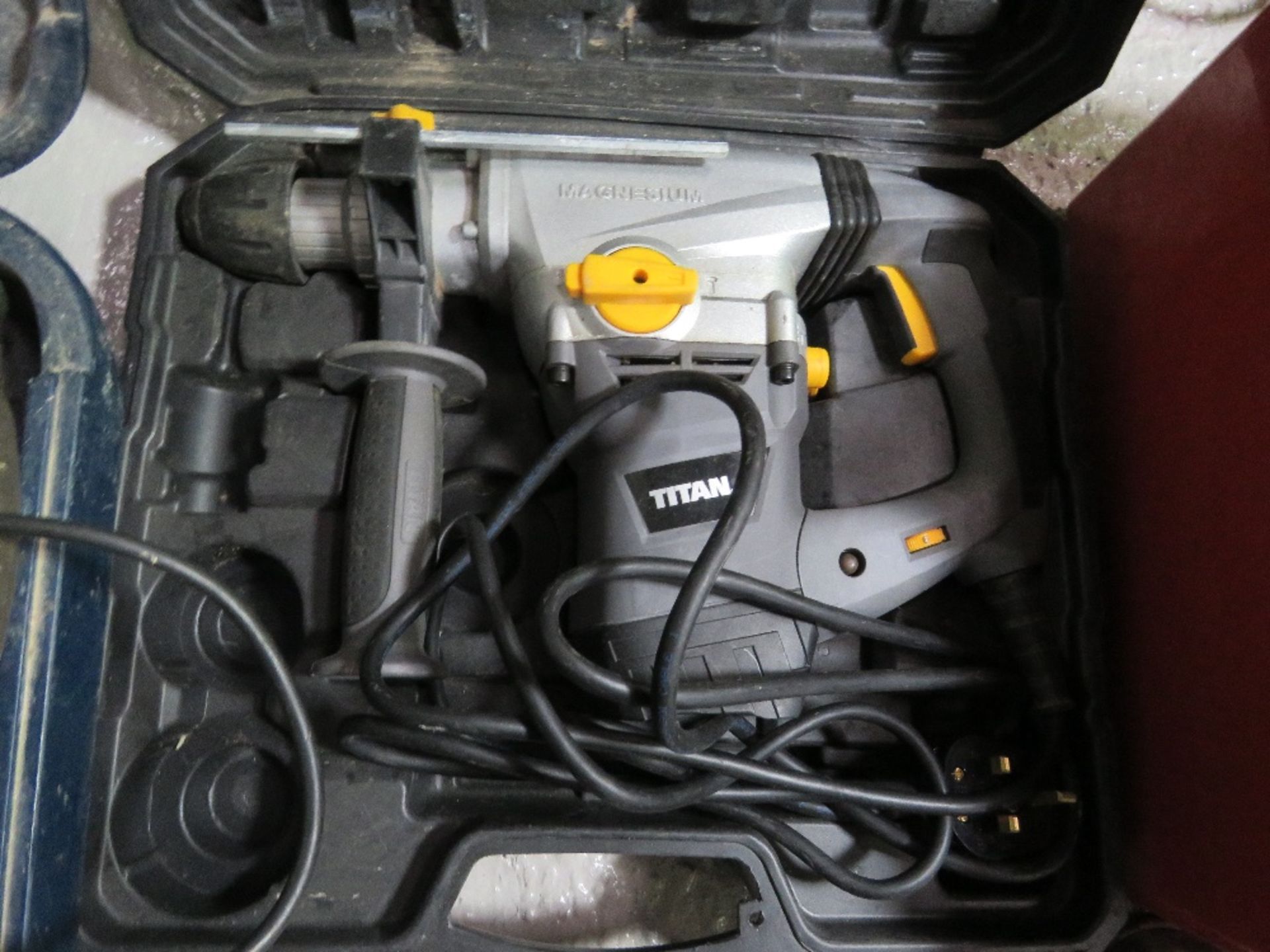 TITAN 240VOLT BREAKER DRILL. THIS LOT IS SOLD UNDER THE AUCTIONEERS MARGIN SCHEME, THEREFORE NO VAT