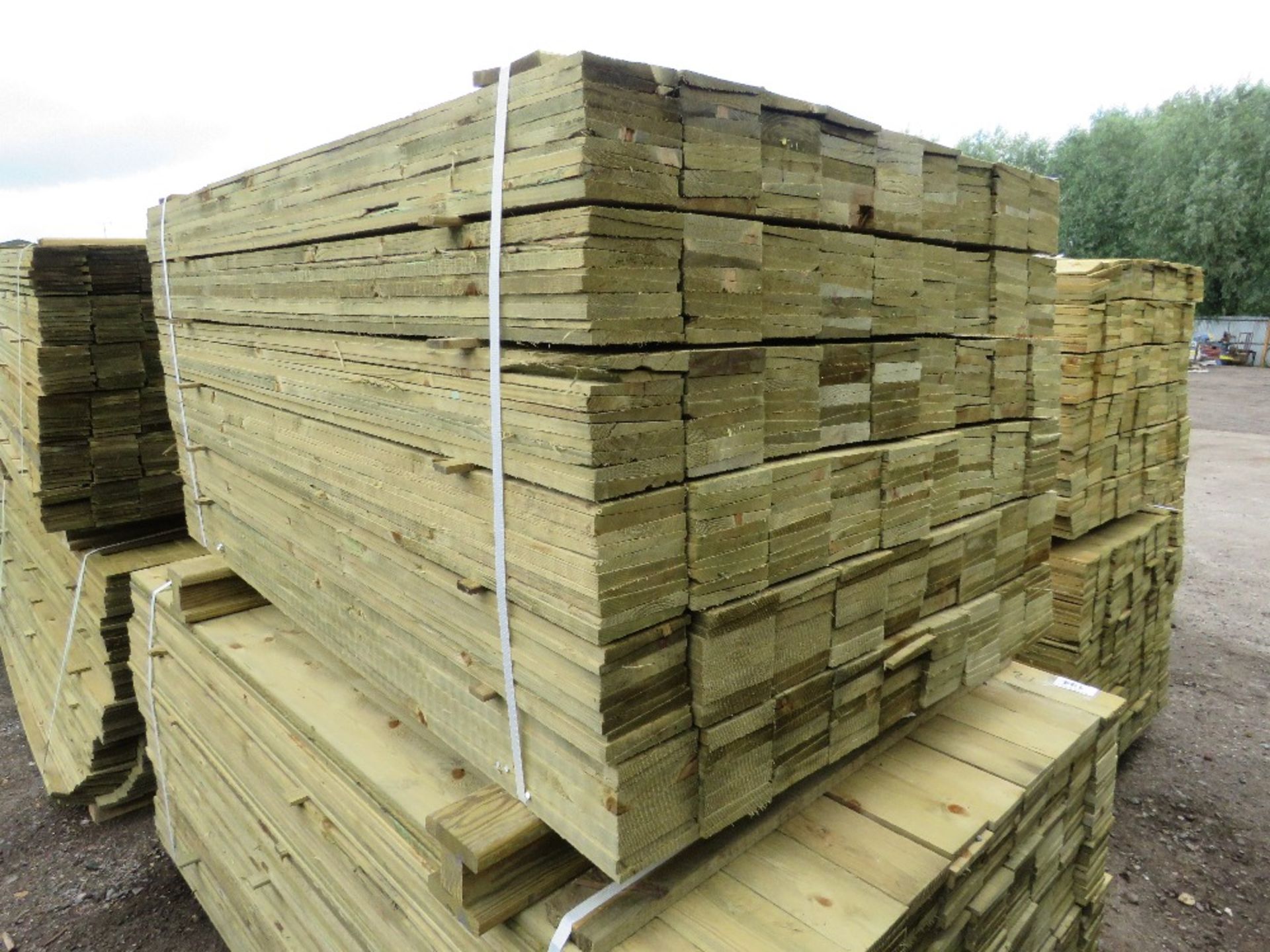 LARGE PACK OF PRESSURE TREATED FEATHER EDGE FENCE CLADDING TIMBERS. 1.50M LENGTH X 10CM WIDTH APPROX - Image 3 of 4