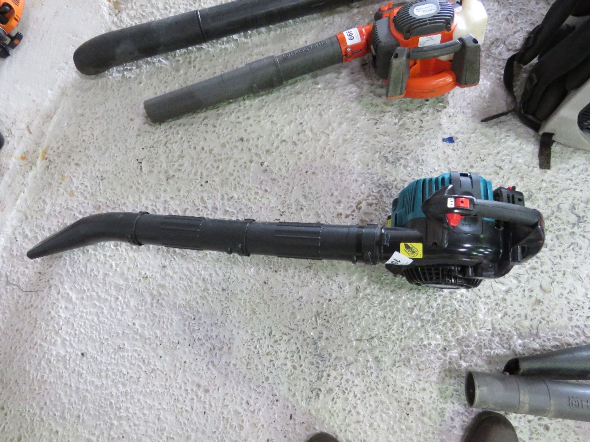 MAKITA PETROL ENGINED HAND HELD BLOWER. THIS LOT IS SOLD UNDER THE AUCTIONEERS MARGIN SCHEME, THEREF - Image 2 of 3