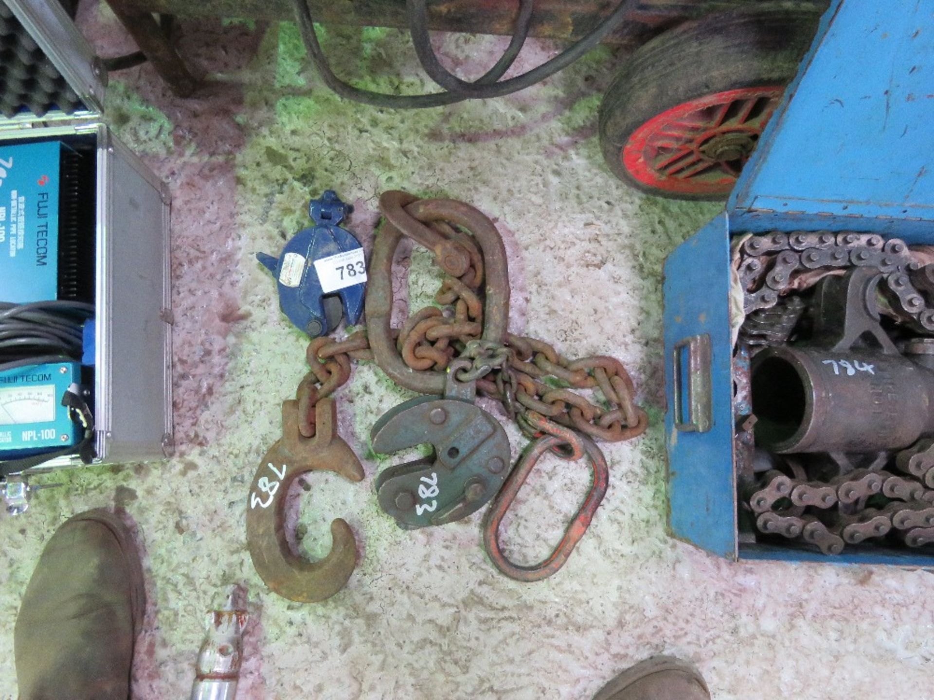 2 X PLATE LIFTING CLAMPS PLUS A CHAIN. THIS LOT IS SOLD UNDER THE AUCTIONEERS MARGIN SCHEME, THEREFO