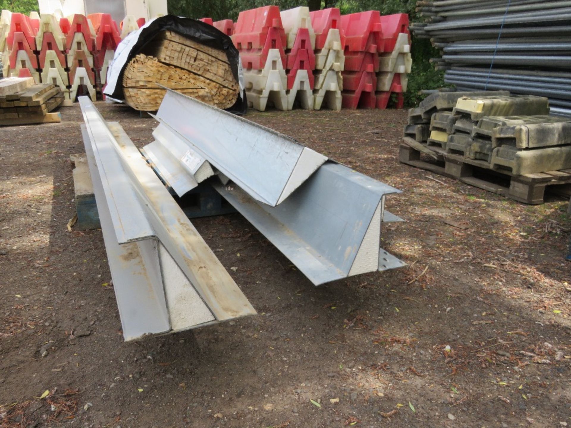 6 X STEEL LINTELS, 4FT -12FT APPROX. THIS LOT IS SOLD UNDER THE AUCTIONEERS MARGIN SCHEME, THEREFORE - Image 3 of 4