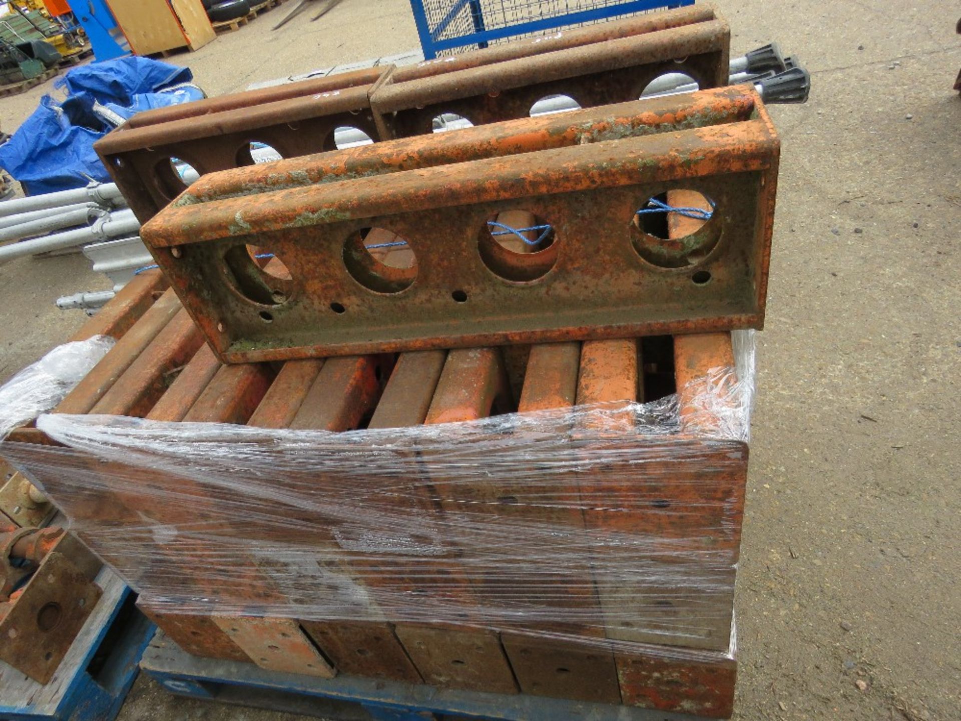 ASSORTED STRONG BACK TYPE FORMWORK SUPPORT BEAMS, 0.7M-3.6M APPROX PLUS ADJUSTABLE SUPPORTS. DIRECT - Image 3 of 5