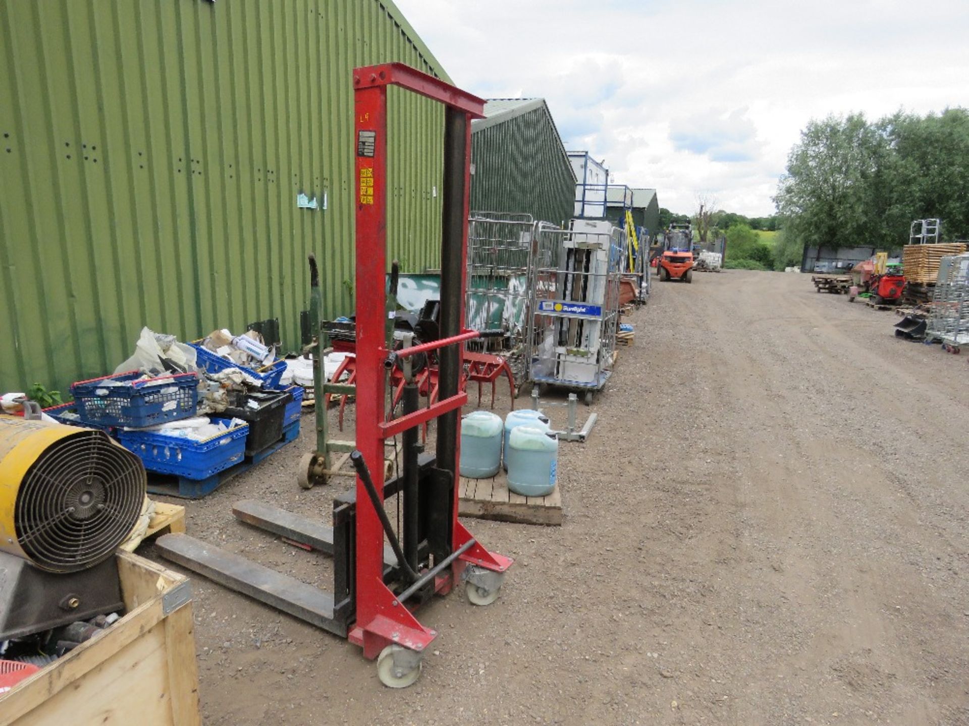 HYDRAULIC LIFTING MANUAL FORKLIFT. THIS LOT IS SOLD UNDER THE AUCTIONEERS MARGIN SCHEME, THEREFORE N - Image 3 of 4