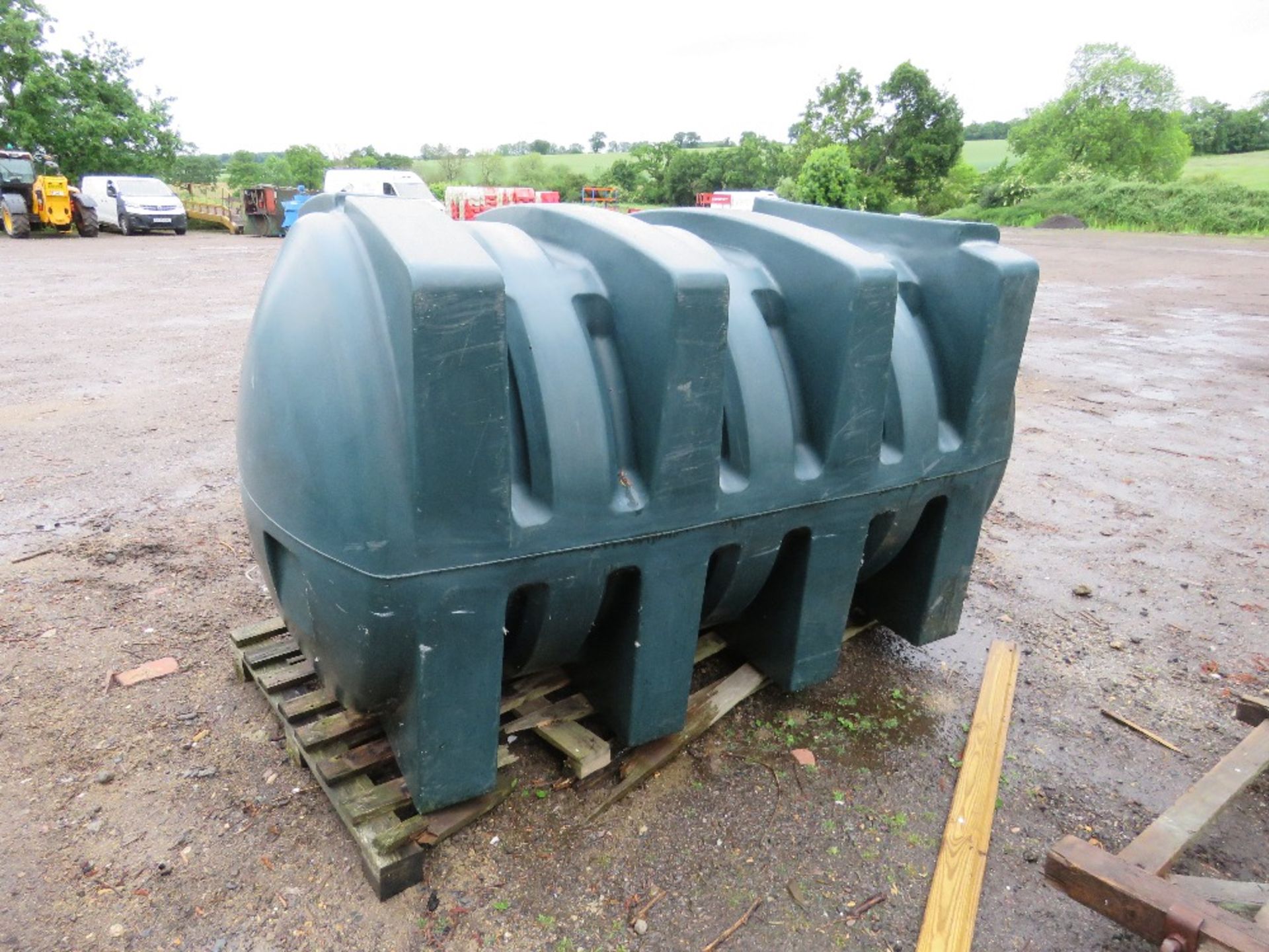 LARGE PLASTIC OIL TANK, SOURCED FROM SITE CLEARANCE. THIS LOT IS SOLD UNDER THE AUCTIONEERS MARGIN S - Image 5 of 5