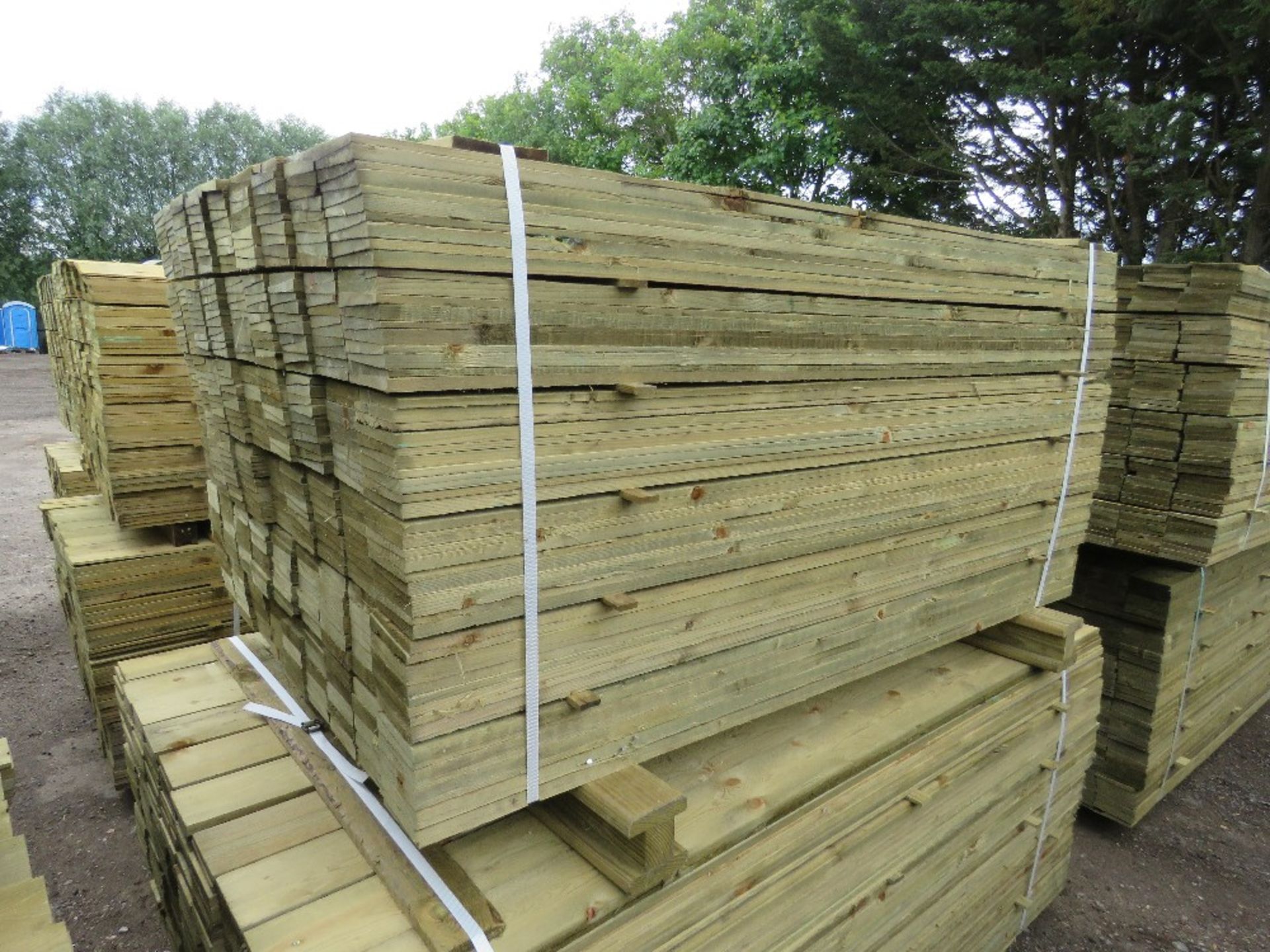 LARGE PACK OF PRESSURE TREATED FEATHER EDGE FENCE CLADDING TIMBERS. 1.50M LENGTH X 10CM WIDTH APPROX - Image 4 of 4