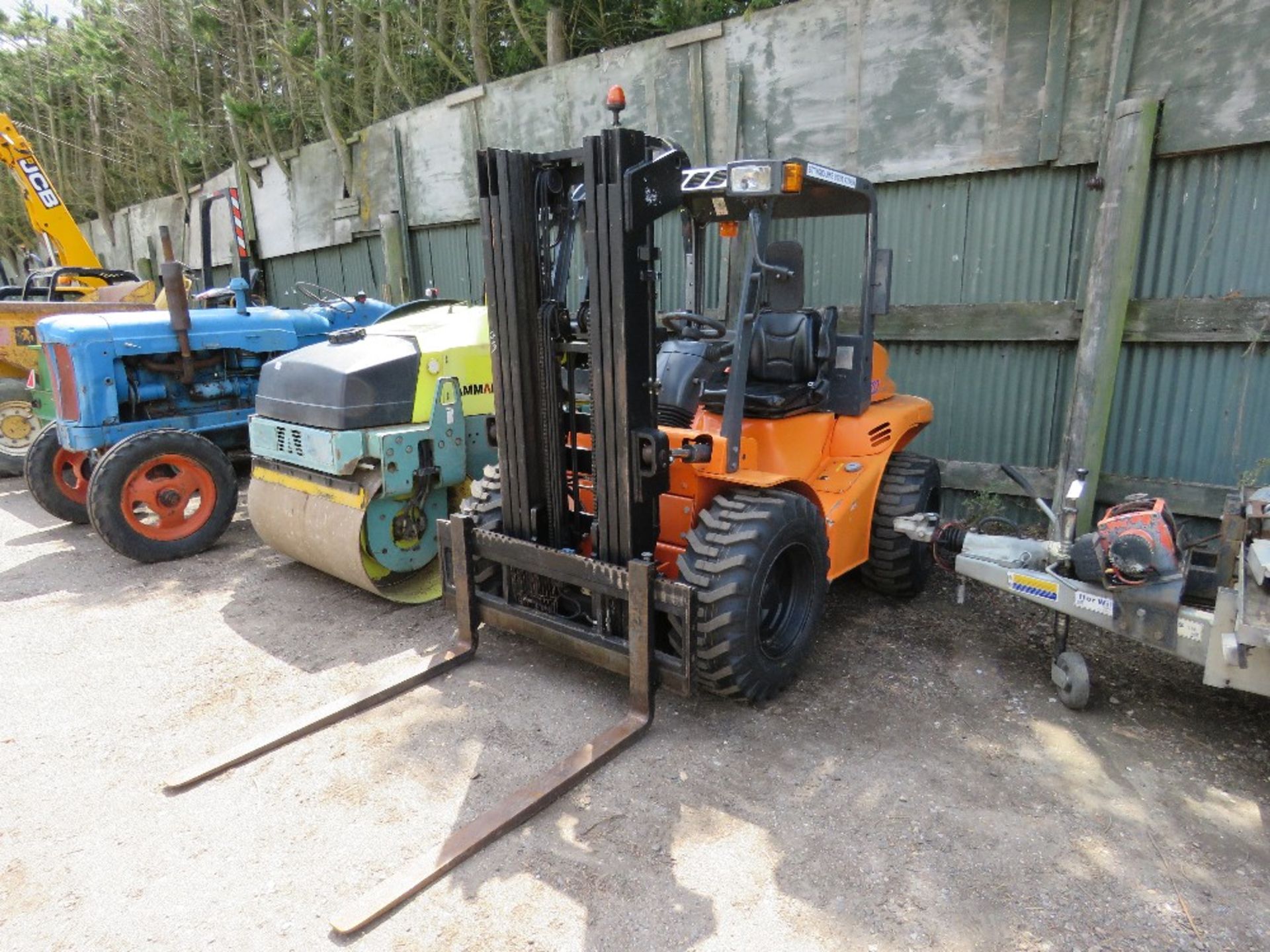 MAST EXPLORER H20DL 2WD ROUGH TERRAIN FORKLIFT TRUCK, YEAR 2007. 2706 REC HOURS. SN:2HD6429B. SIDE S - Image 2 of 9