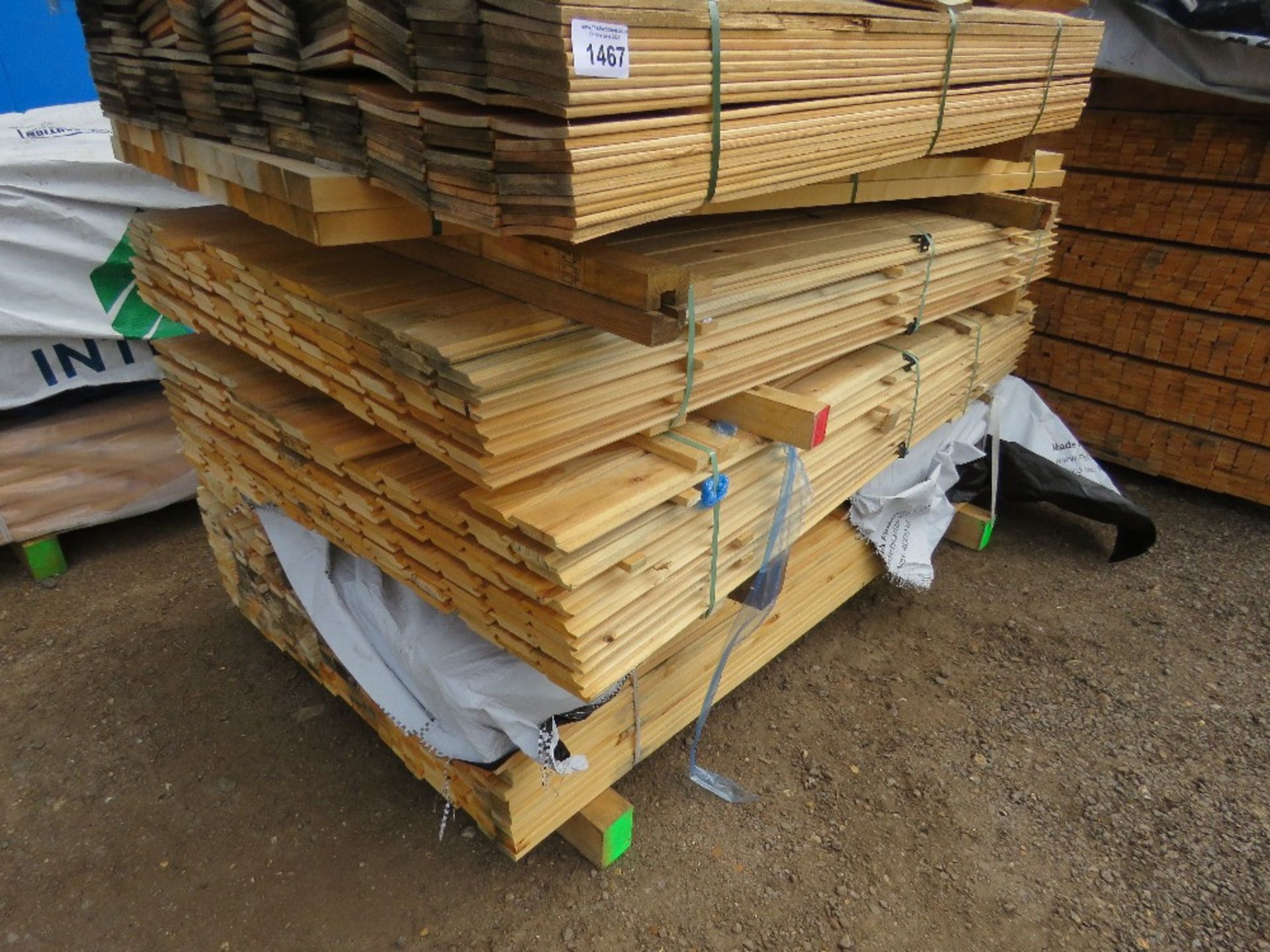 STACK OF ASSORTED FENCING TIMBERS: SHIPLAP, SLATS, BOARDS ETC.
