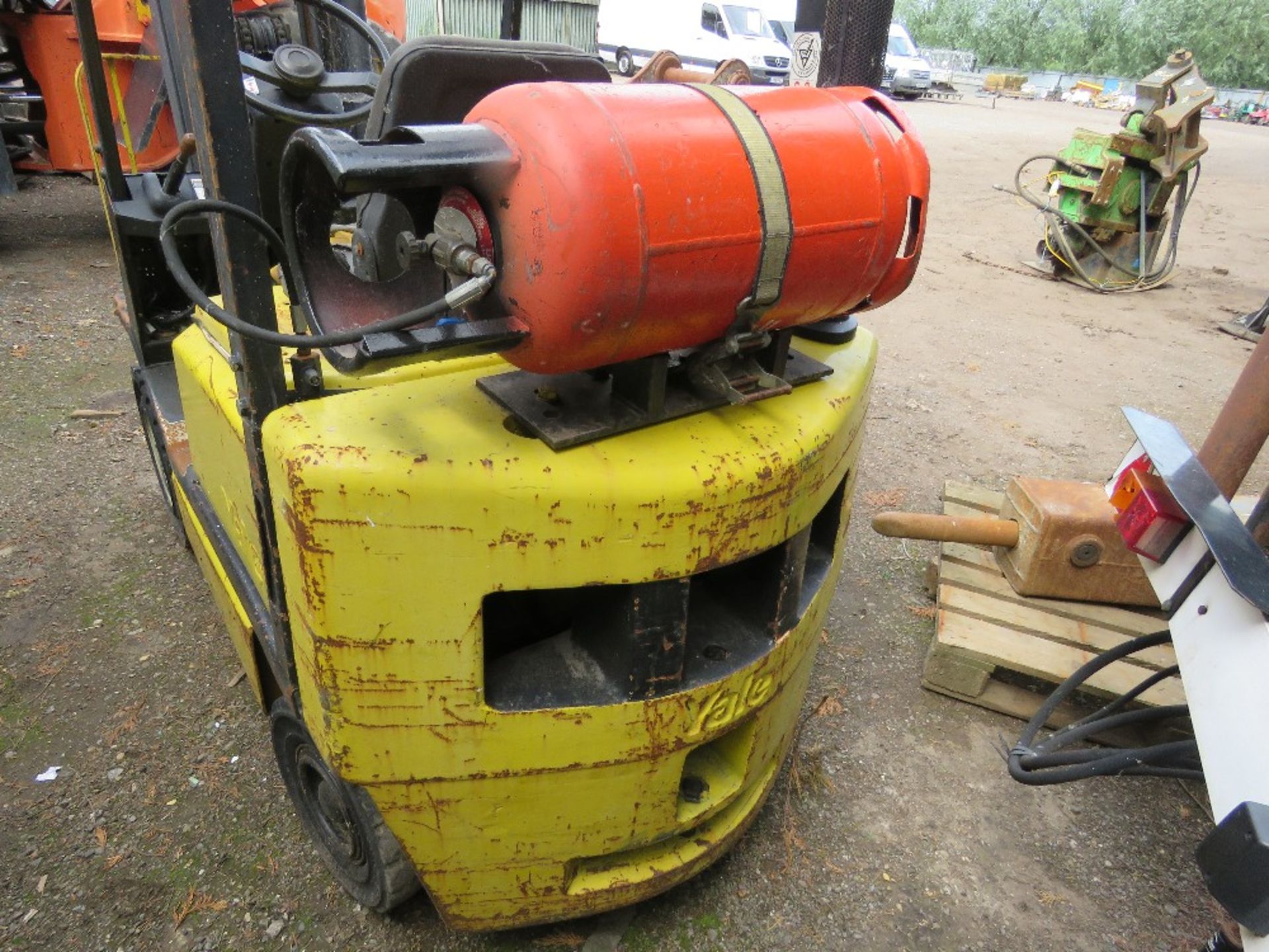 YALE GAS POWERED FORKLIFT, 1.5TONNE RATED. STARTER TURNING BUT NOT ENGAGING, THEREFORE WE HAVE BEEN - Image 5 of 8