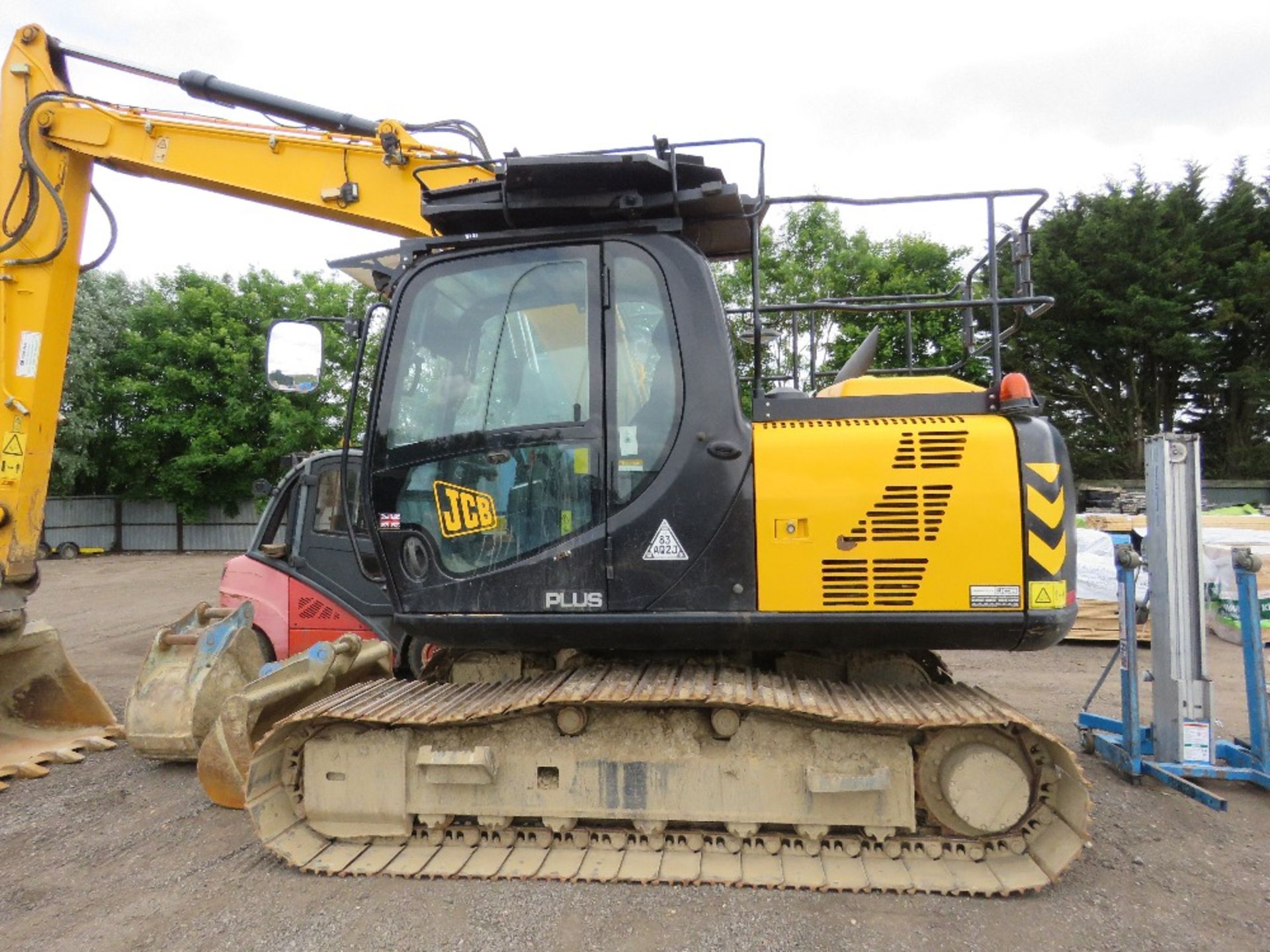 JCB JS130LC +T4F STEEL TRACKED 13 TONNE EXCAVATOR WITH 3 BUCKETS, YEAR 2017. 10% BP ON THIS LOT!! - Image 5 of 14