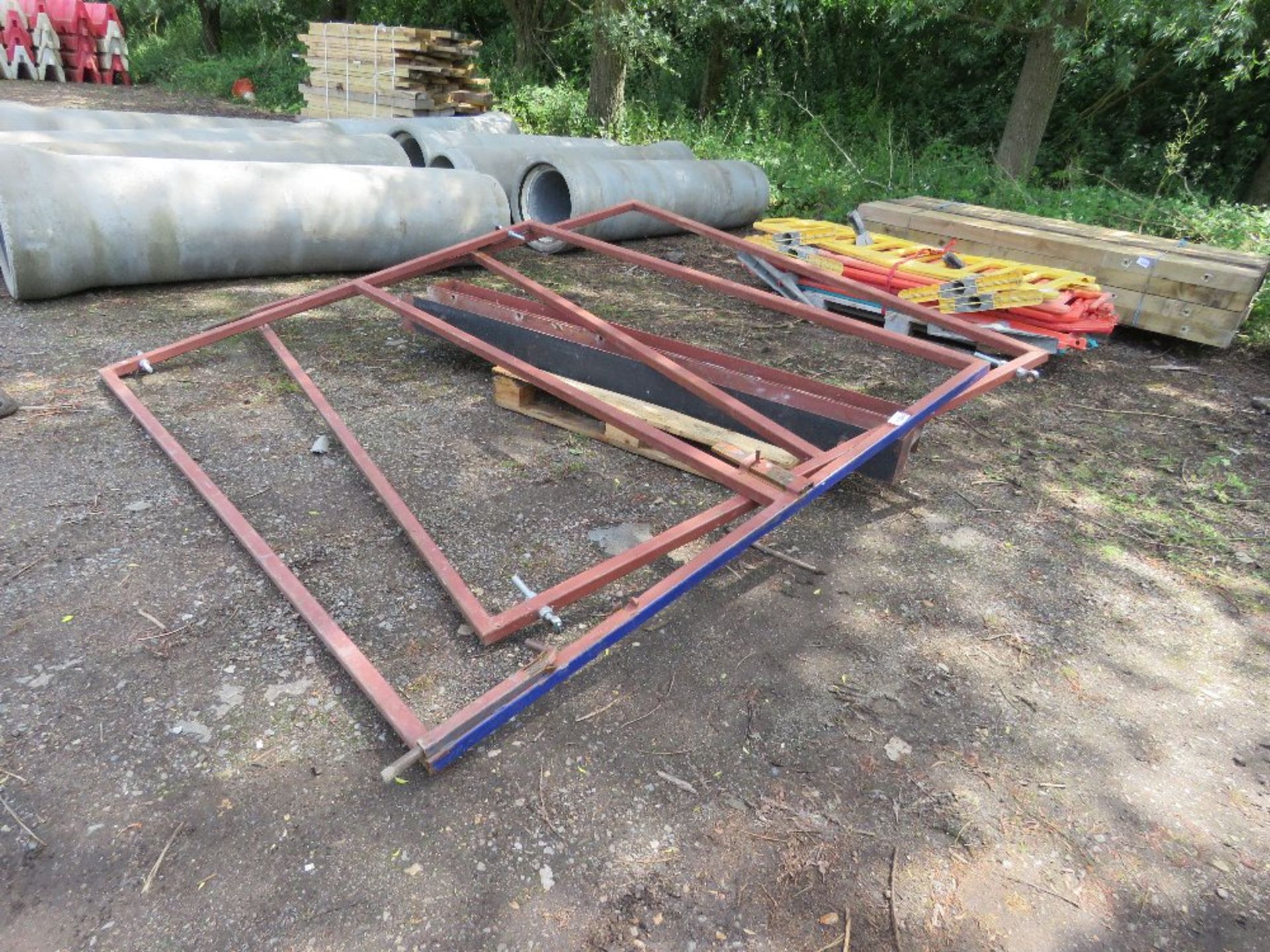 2 X METAL SITE GATE FRAMES PLUS POSTS. 2M HEIGHT X 2.4M WIDTH APPROX. THIS LOT IS SOLD UNDER THE AUC - Image 3 of 6