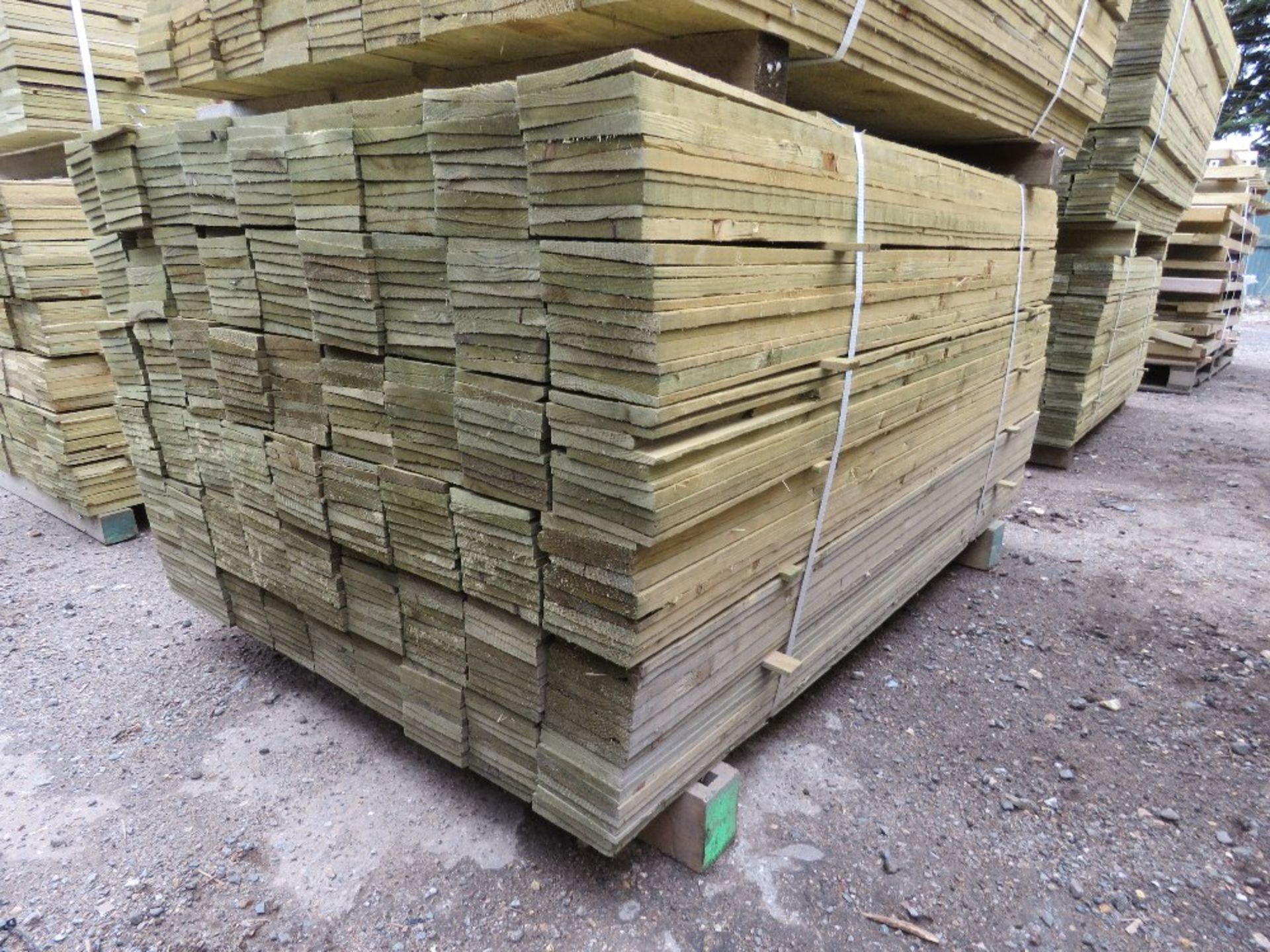 LARGE PACK OF PRESSURE TREATED FEATHER EDGE FENCE CLADDING TIMBERS. 1.20M LENGTH X 10CM WIDTH APPROX - Image 3 of 4