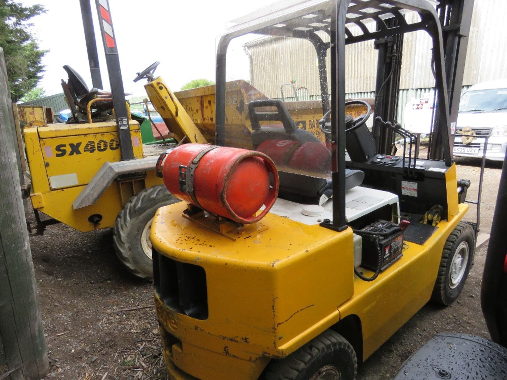 YALE GAS POWERED 2.5TONNE FORKLIFT WITH SIDE SHIFT. WHEN TESTED WAS SEEN TO START, DRIVE, STEER, LIF - Image 6 of 8