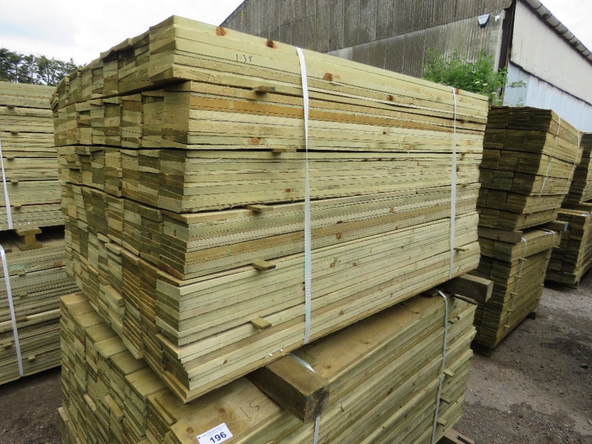 LARGE PACK OF PRESSURE TREATED FEATHER EDGE FENCE CLADDING TIMBERS. 1.35M LENGTH X 10CM WIDTH APPROX