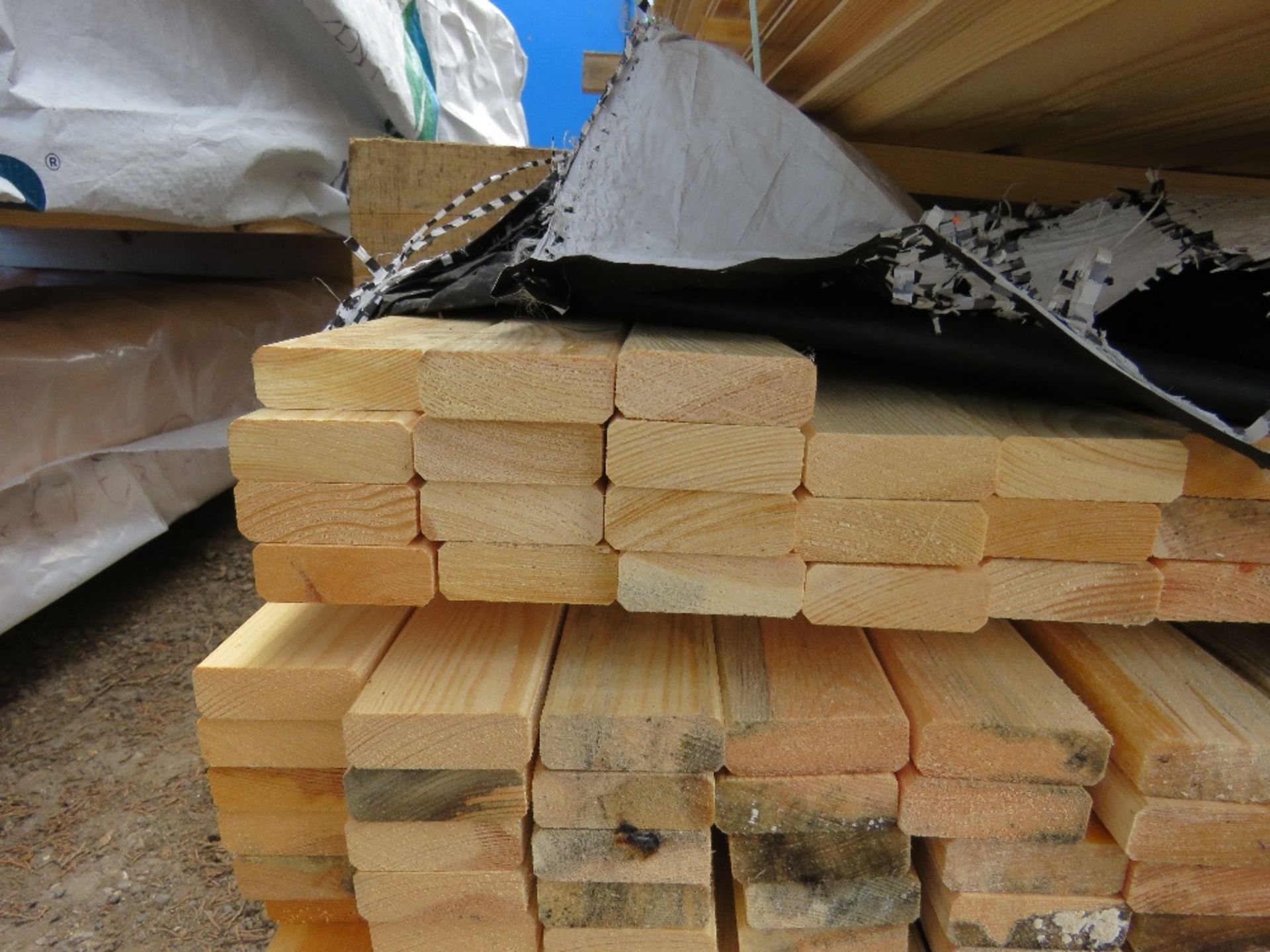 STACK OF ASSORTED FENCING TIMBERS: SHIPLAP, SLATS, BOARDS ETC. - Image 5 of 8