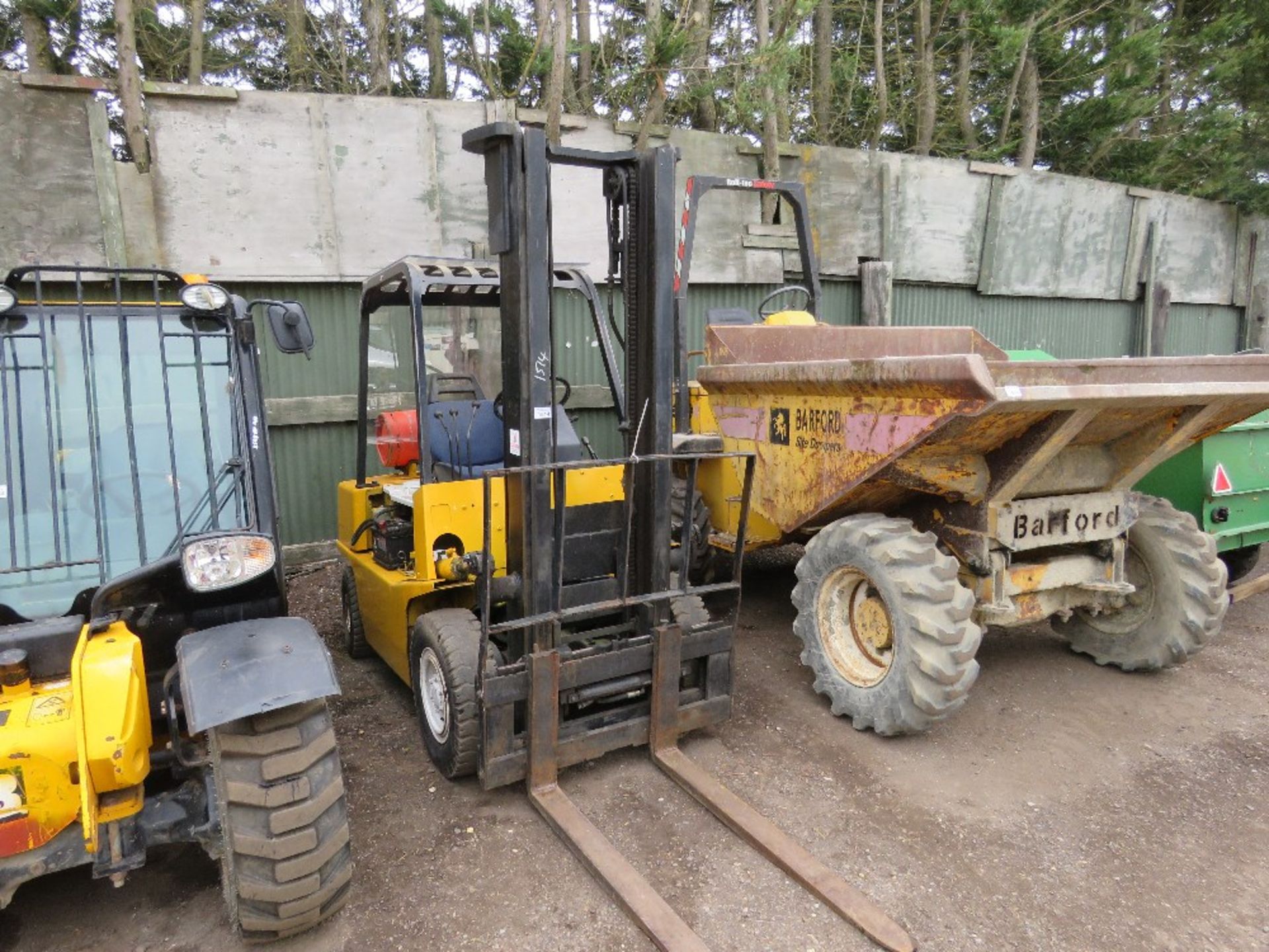 YALE GAS POWERED 2.5TONNE FORKLIFT WITH SIDE SHIFT. WHEN TESTED WAS SEEN TO START, DRIVE, STEER, LIF - Image 2 of 8