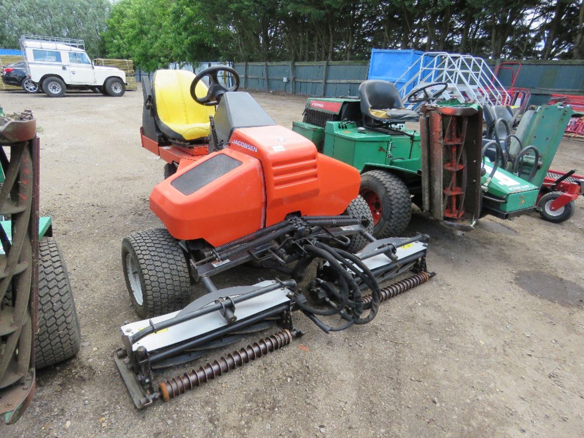 JACOBSEN TRIPLE RIDE ON GREENS MOWER 2545 REC HOURS. WHEN TESTED WAS SEEN TO RUN, DRIVE AND MOWERS T - Image 2 of 8