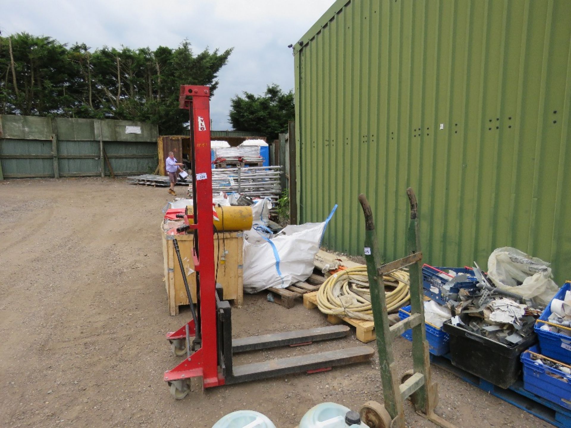 HYDRAULIC LIFTING MANUAL FORKLIFT. THIS LOT IS SOLD UNDER THE AUCTIONEERS MARGIN SCHEME, THEREFORE N - Image 2 of 4