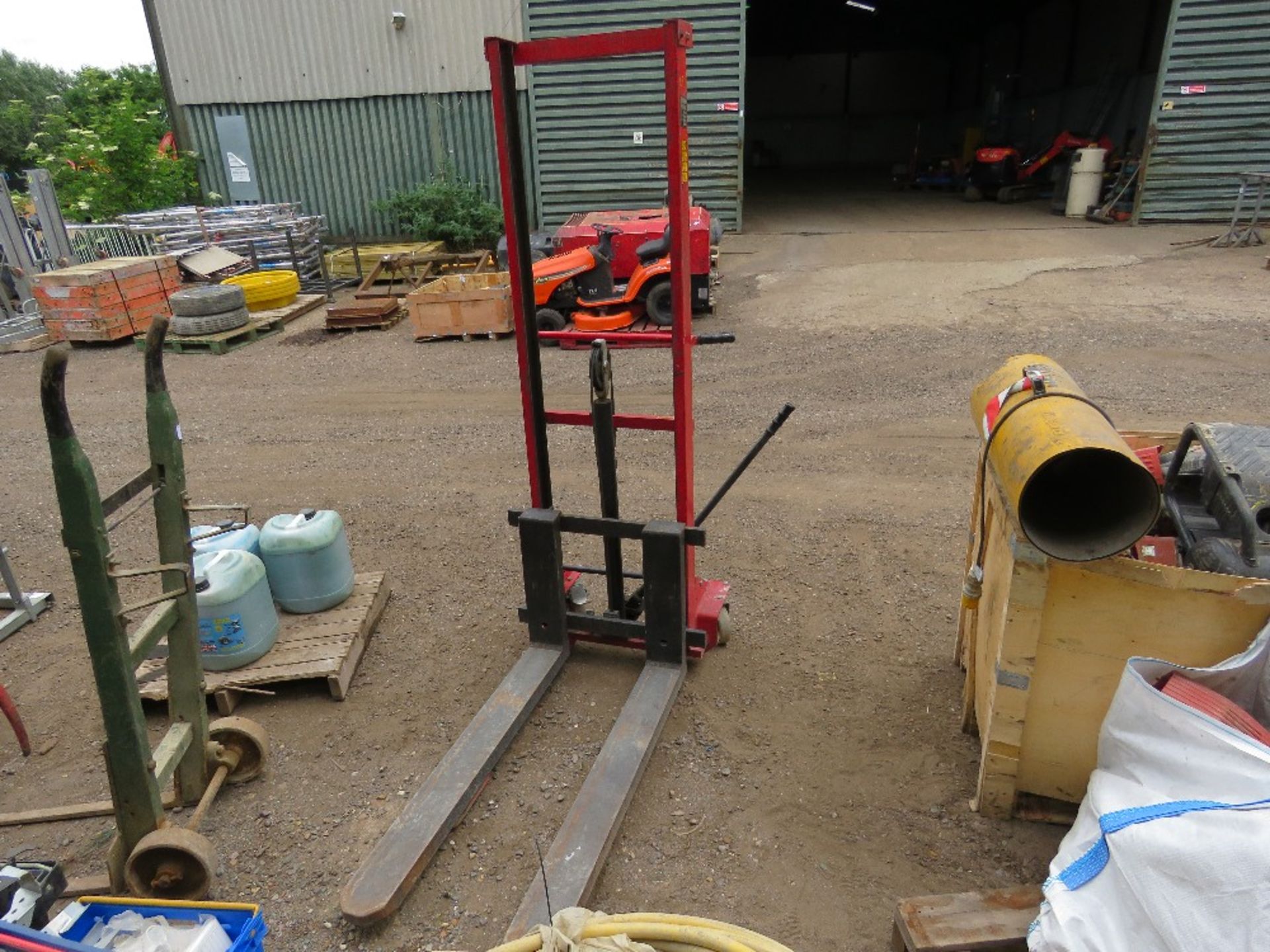 HYDRAULIC LIFTING MANUAL FORKLIFT. THIS LOT IS SOLD UNDER THE AUCTIONEERS MARGIN SCHEME, THEREFORE N - Image 4 of 4