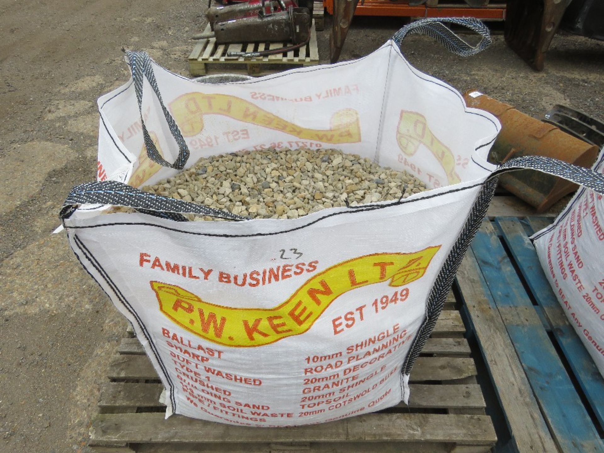 BULK BAG CONTAINING COTSWOLD GOLD STONE CHIPPINGS WITH BLACK ICE CHIPPINGS ADDED, 20-10MM SPECIFICAT - Image 2 of 2