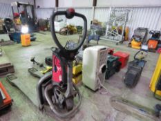 LINDE CITI BATTERY POWERED PALLET TRUCK. SHOWS 30 REC HOURS BUT NOT SHOWING POWER, THEREFORE SOLD AS