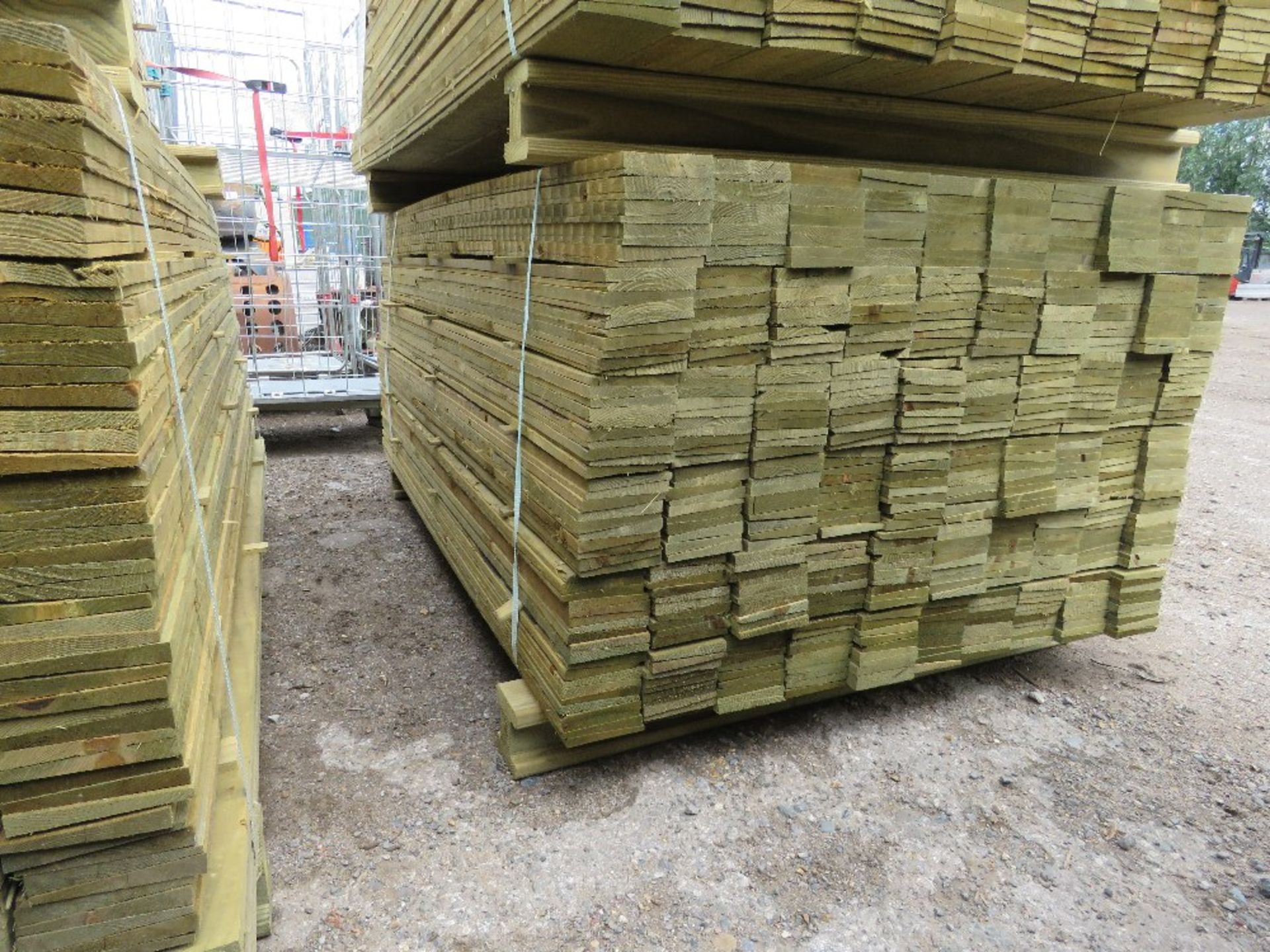 LARGE PACK OF PRESSURE TREATED FEATHER EDGE FENCE CLADDING TIMBERS. 1.65M LENGTH X 10CM WIDTH APPROX - Image 4 of 4