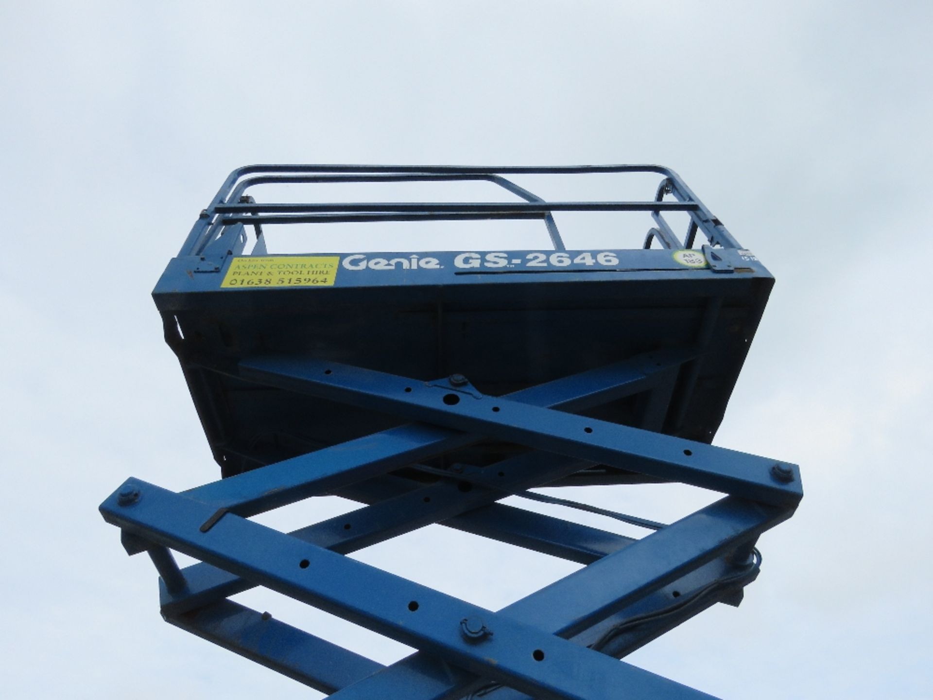 GENIE 2646 BATTERY POWERED SCISSOR ACCESS LIFT. YEAR 2006. DIRECT FROM CONTRACTOR WHO IS DOWNSIZING. - Image 4 of 6