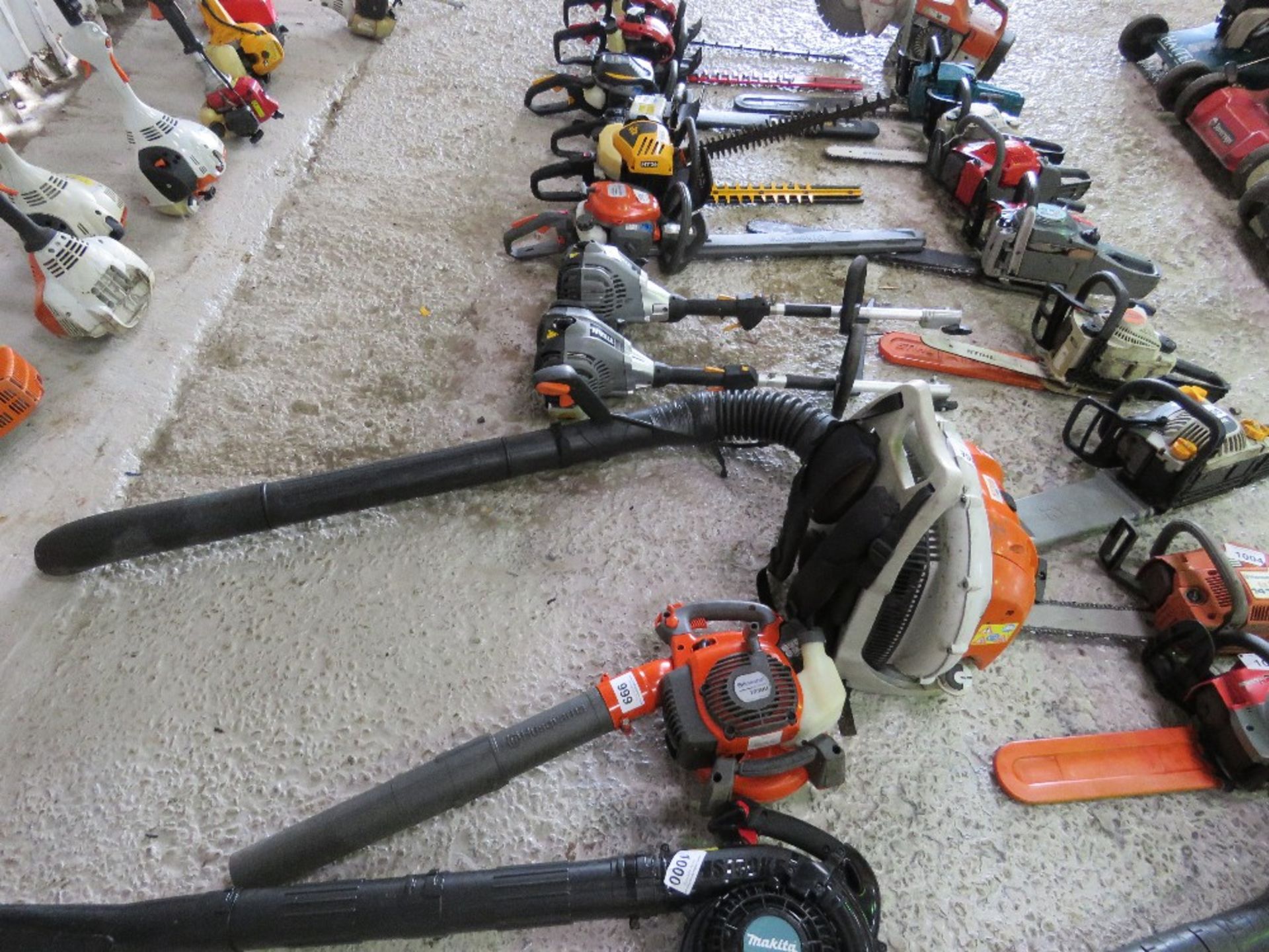 STIHL BR550 PETROL ENGINED BACKPACK BLOWER. THIS LOT IS SOLD UNDER THE AUCTIONEERS MARGIN SCHEME, TH - Image 3 of 4