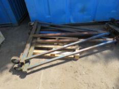 ADJUSTABLE GANTRY CRANE UNIT, 6FT CLOSED HEIGHT, 6FT SPAN APPROX. THIS LOT IS SOLD UNDER THE AUCTION