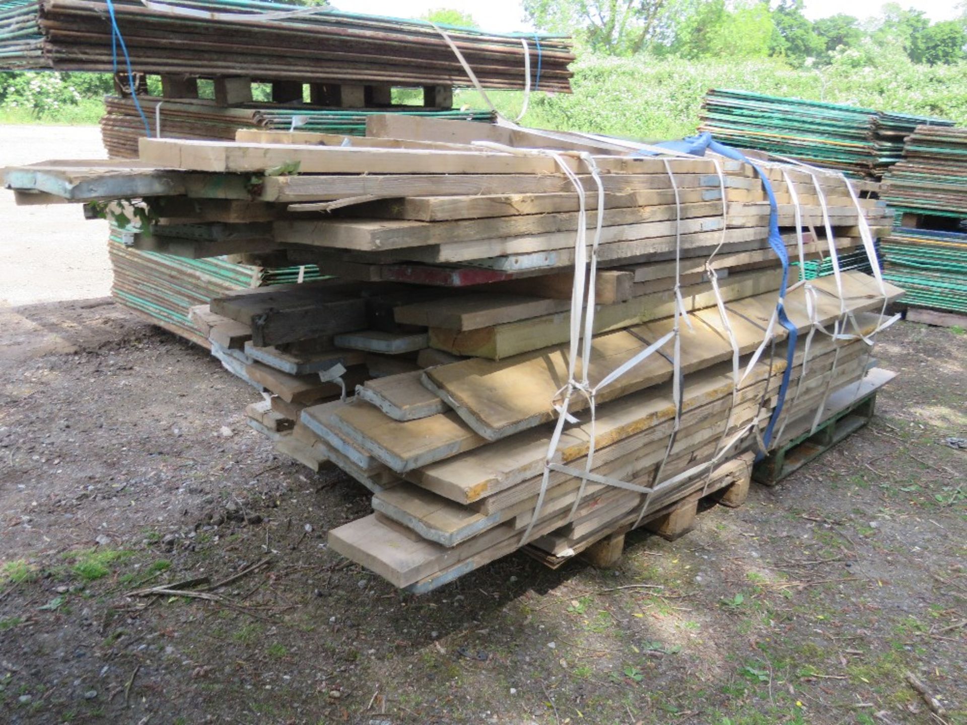 STACK OF ASSORTED SCAFFOLD BOARDS AND TIMBERS, MIXED LENGTHS.2 X THIS LOT IS SOLD UNDER THE AUCTIO - Image 3 of 3
