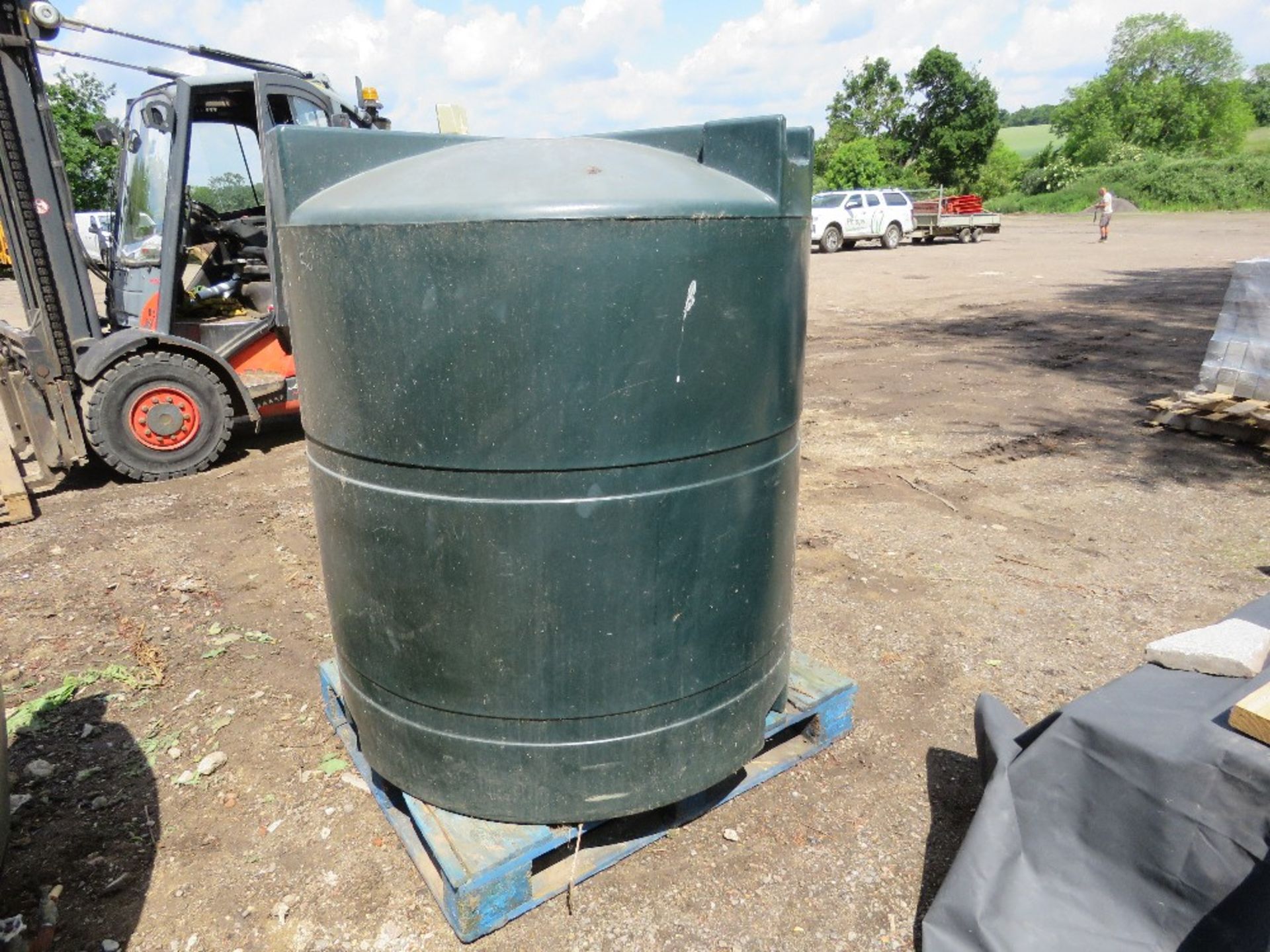 TITAN V1300 DIESEL TANK. THIS LOT IS SOLD UNDER THE AUCTIONEERS MARGIN SCHEME, THEREFORE NO VAT WILL - Image 3 of 3