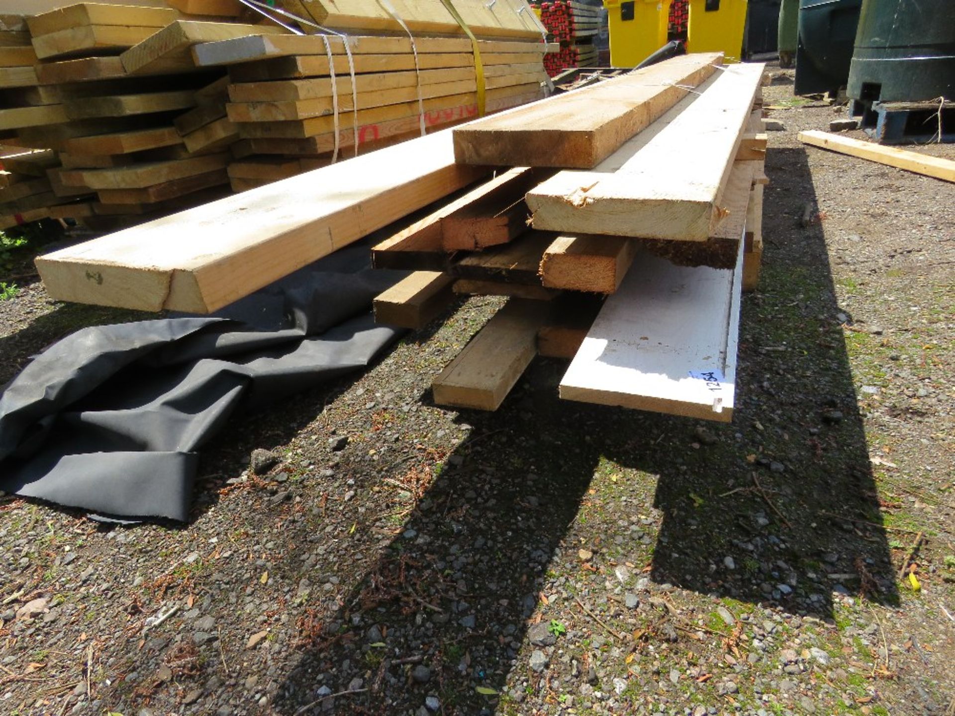 MIXED TIMBER BOARDS AND TIMBERS, SOME OAK, 11FT MAX LENGTH. THIS LOT IS SOLD UNDER THE AUCTIONEERS M - Image 2 of 4