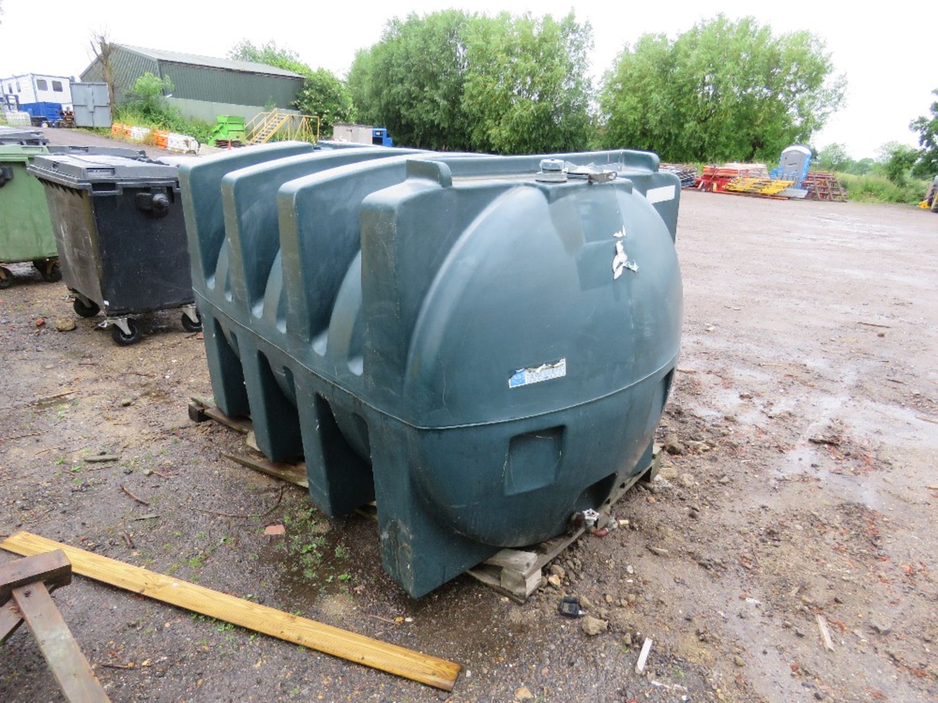 LARGE PLASTIC OIL TANK, SOURCED FROM SITE CLEARANCE. THIS LOT IS SOLD UNDER THE AUCTIONEERS MARGIN S - Image 4 of 5