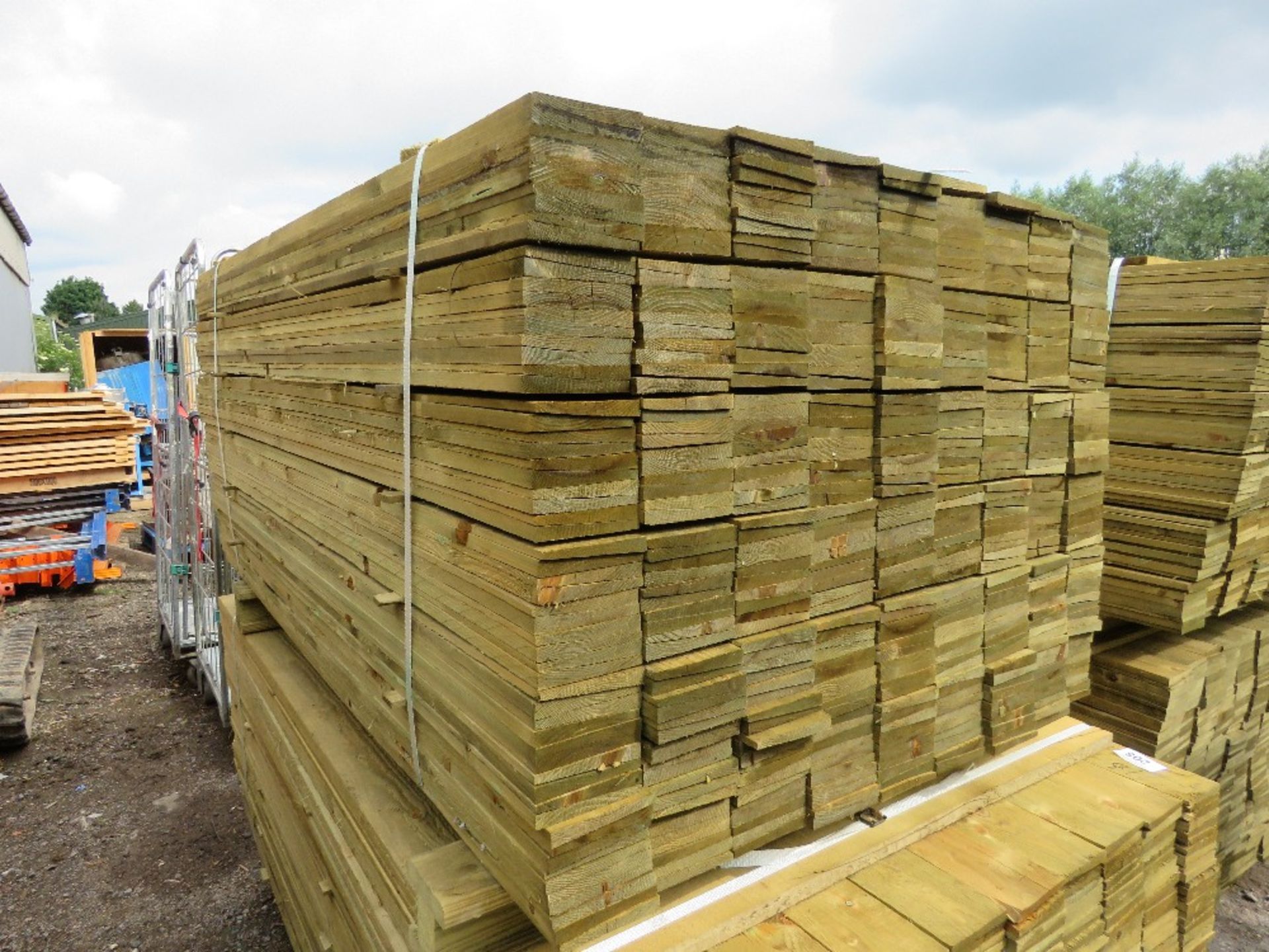 LARGE PACK OF PRESSURE TREATED FEATHER EDGE FENCE CLADDING TIMBERS. 1.65M LENGTH X 10CM WIDTH APPROX - Image 4 of 4