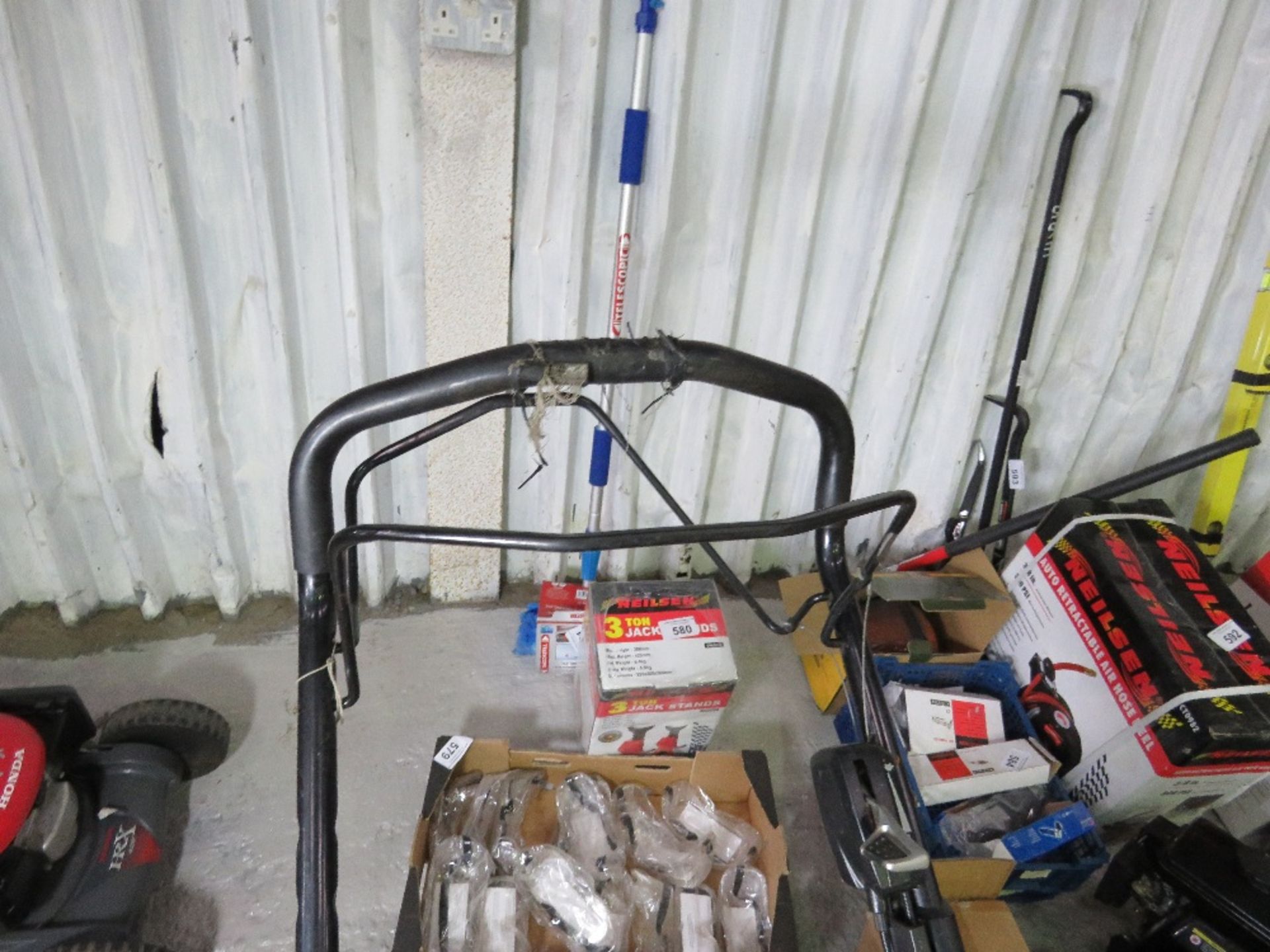 ATCO ROLLER MOWER WITH A COLLECTOR. WHEN TESTED WAS SEEN TO RUN. THIS LOT IS SOLD UNDER THE AUCTION - Image 2 of 5