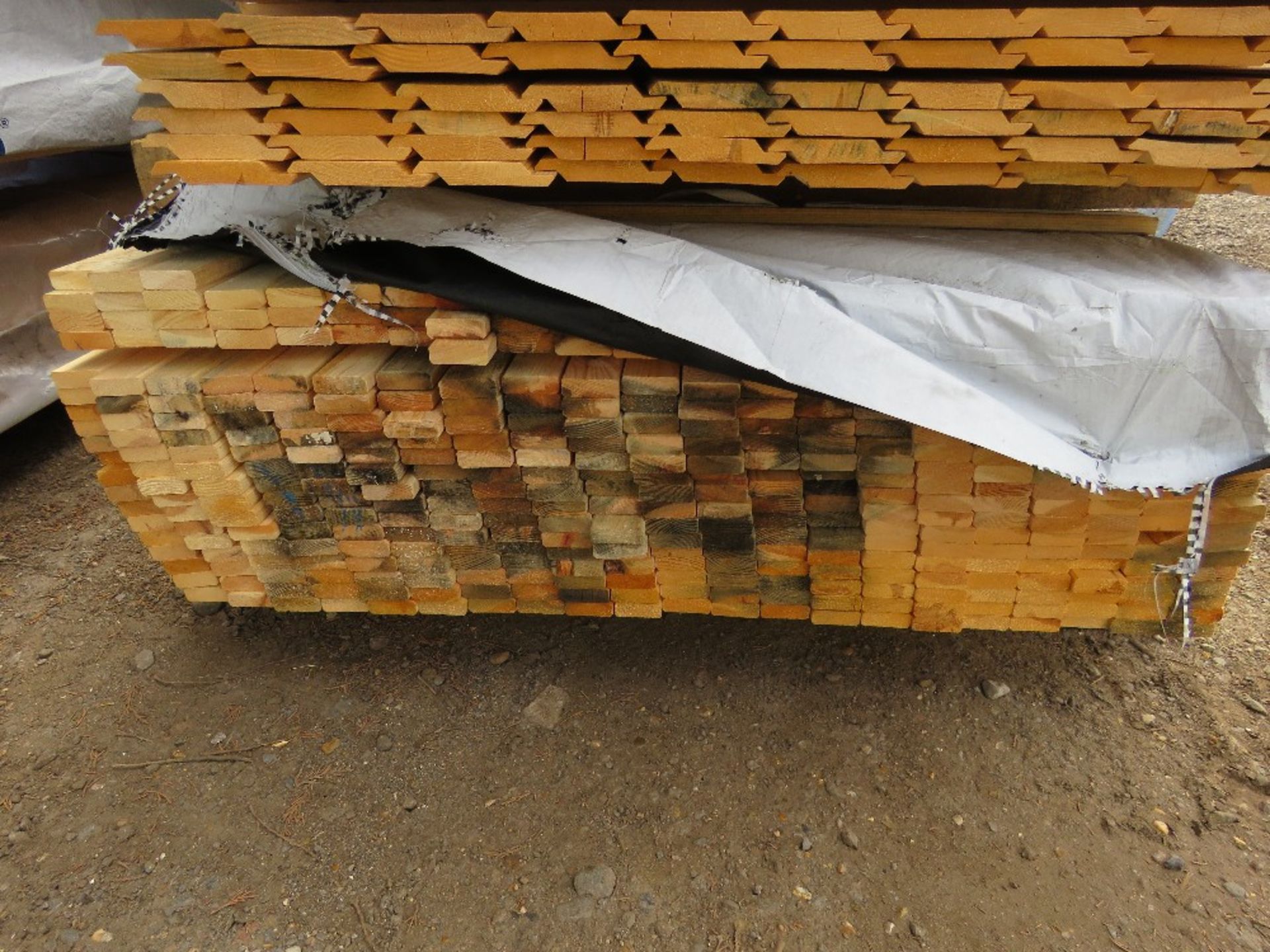 STACK OF ASSORTED FENCING TIMBERS: SHIPLAP, SLATS, BOARDS ETC. - Image 4 of 8
