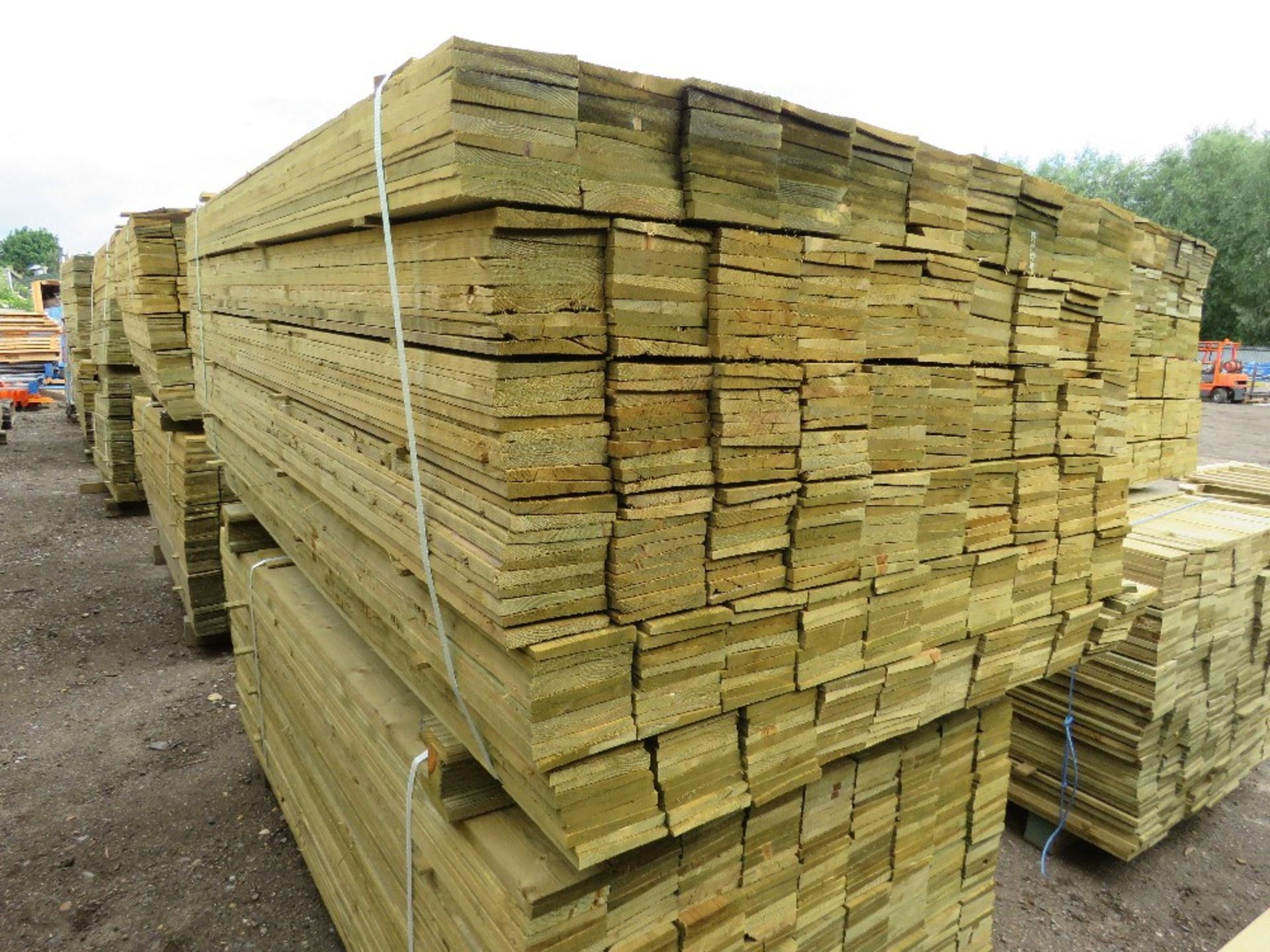 LARGE PACK OF PRESSURE TREATED FEATHER EDGE FENCE CLADDING TIMBERS. 1.80M LENGTH X 10CM WIDTH APPROX - Image 3 of 4