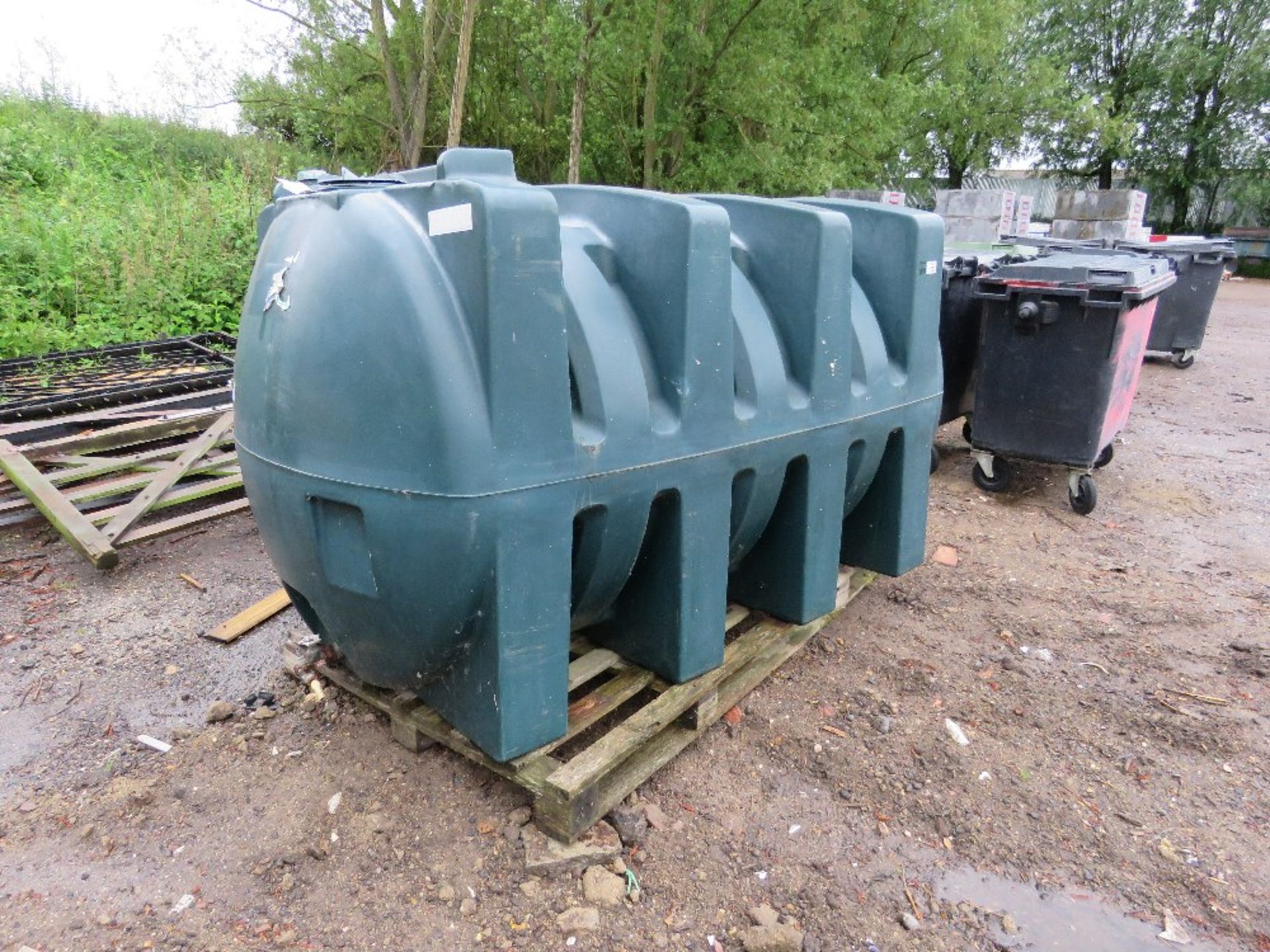 LARGE PLASTIC OIL TANK, SOURCED FROM SITE CLEARANCE. THIS LOT IS SOLD UNDER THE AUCTIONEERS MARGIN S - Image 2 of 5