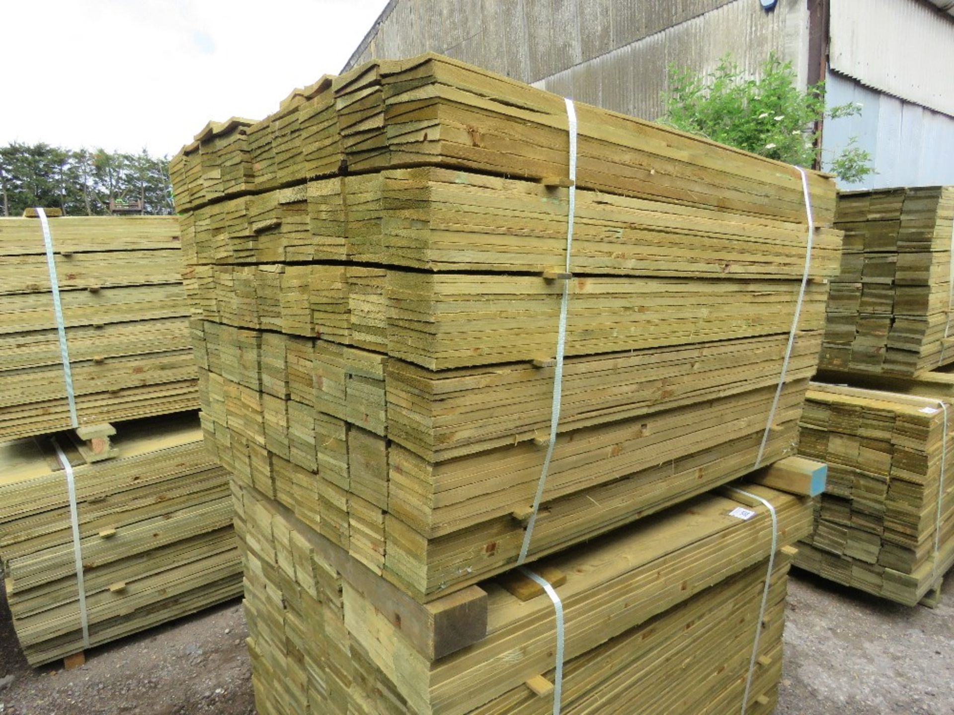 LARGE PACK OF PRESSURE TREATED FEATHER EDGE FENCE CLADDING TIMBERS. 1.20M LENGTH X 10CM WIDTH APPROX - Image 2 of 4