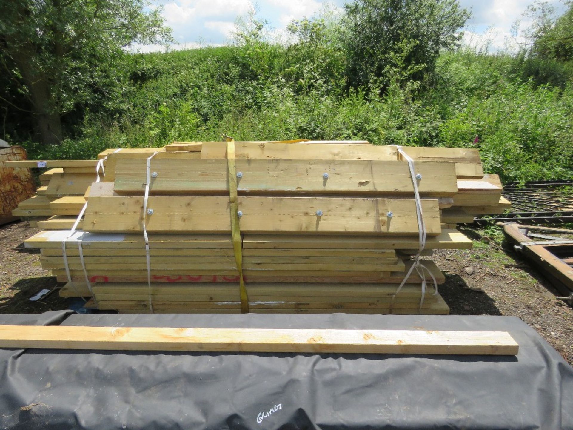 LARGE BUNDLE OF TIMBER JOISTS, MOSTLY 22CM X 45MM @ 5-12FT LENGTH APPROX. THIS LOT IS SOLD UNDER THE - Image 5 of 5