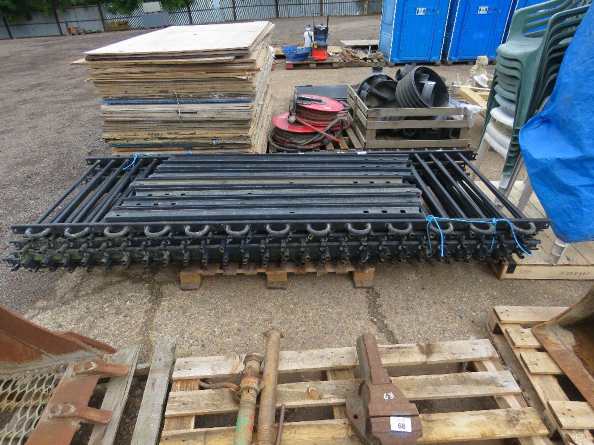 STACK OF 7 X ROUND TOPPED HEAVY DUTY METAL FENCE RAILINGS 2.88M LENGTH X 1.1M HEIGHT APPROX WITH 7 X