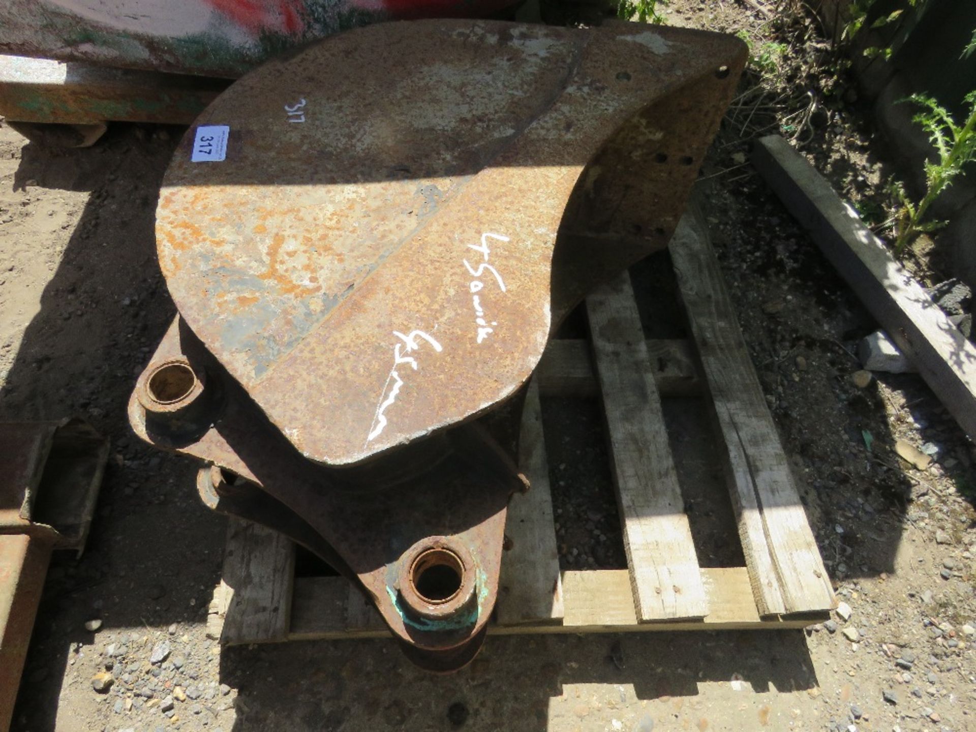 EXCAVATOR BUCKET ON 45MM PINS, 450MM WIDTH APPROX.