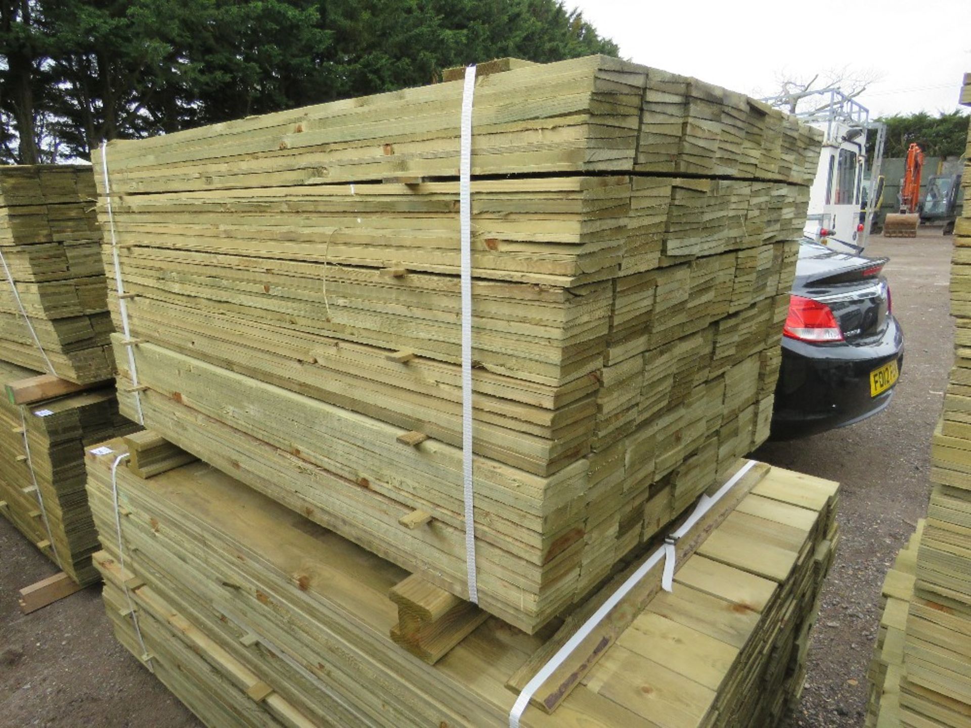 LARGE PACK OF PRESSURE TREATED FEATHER EDGE FENCE CLADDING TIMBERS. 1.50M LENGTH X 10CM WIDTH APPROX - Image 2 of 4