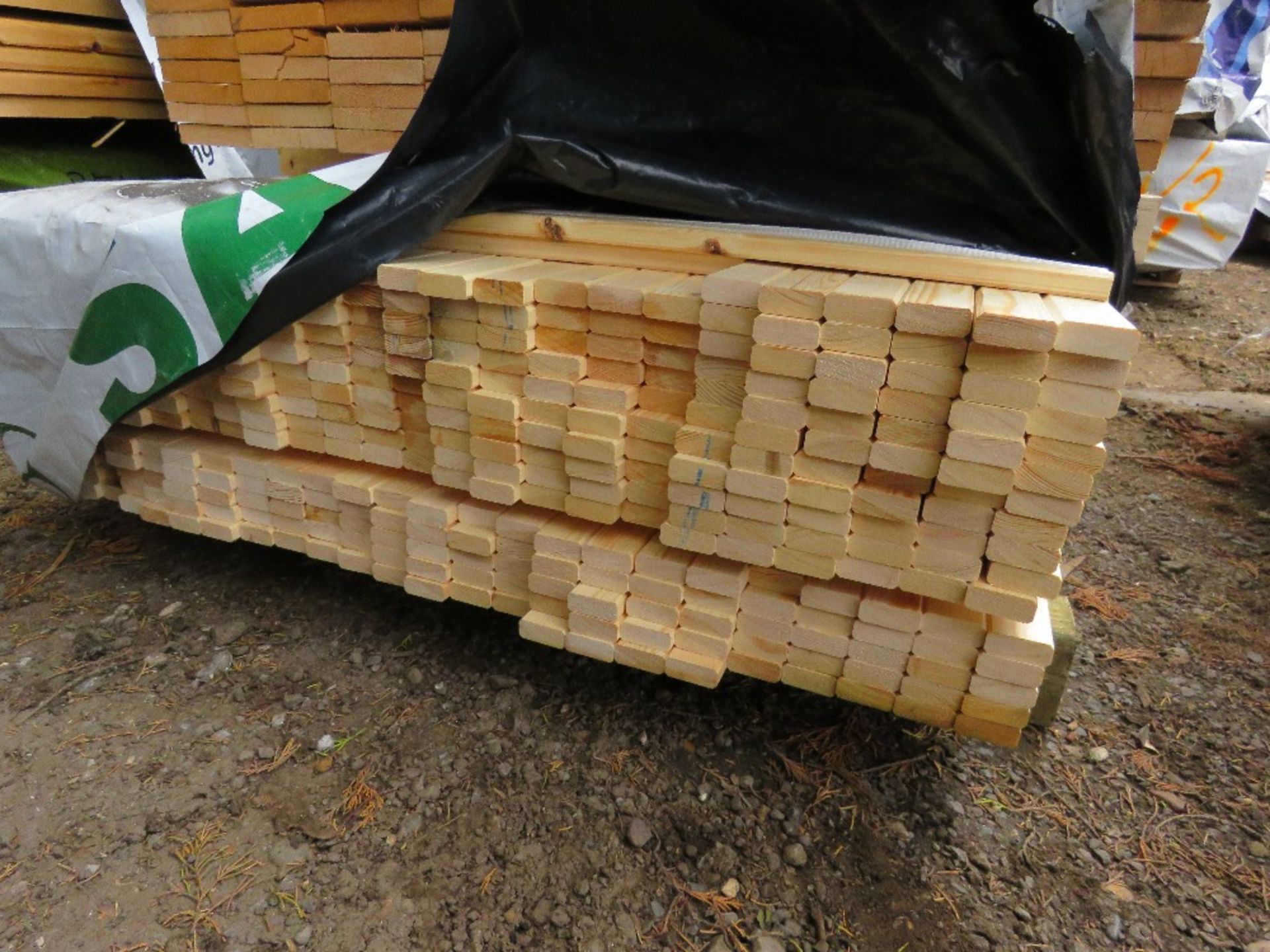 3 X BUNDLES OF MIXED FENCING TIMBERS 1.16-2.5M APPROX. - Image 5 of 6