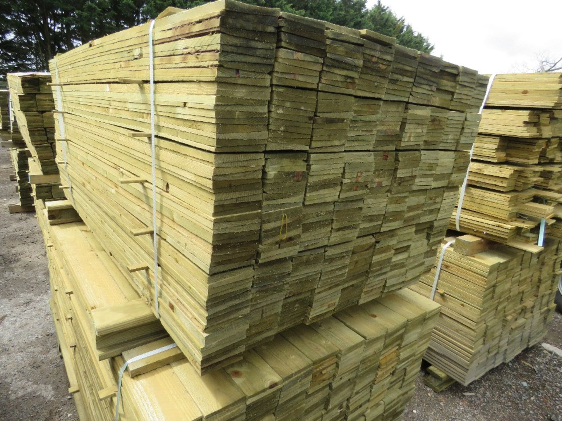LARGE PACK OF PRESSURE TREATED FEATHER EDGE FENCE CLADDING TIMBERS. 1.65M LENGTH X 10CM WIDTH APPROX - Image 2 of 4