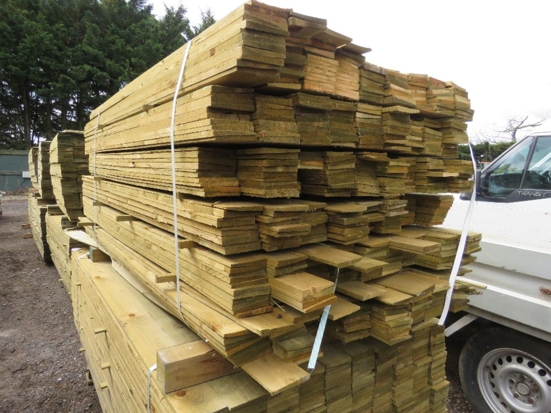 LARGE PACK OF PRESSURE TREATED FEATHER EDGE FENCE CLADDING TIMBERS. MIXED LENGTHS 1.4-1.80M LENGTH X