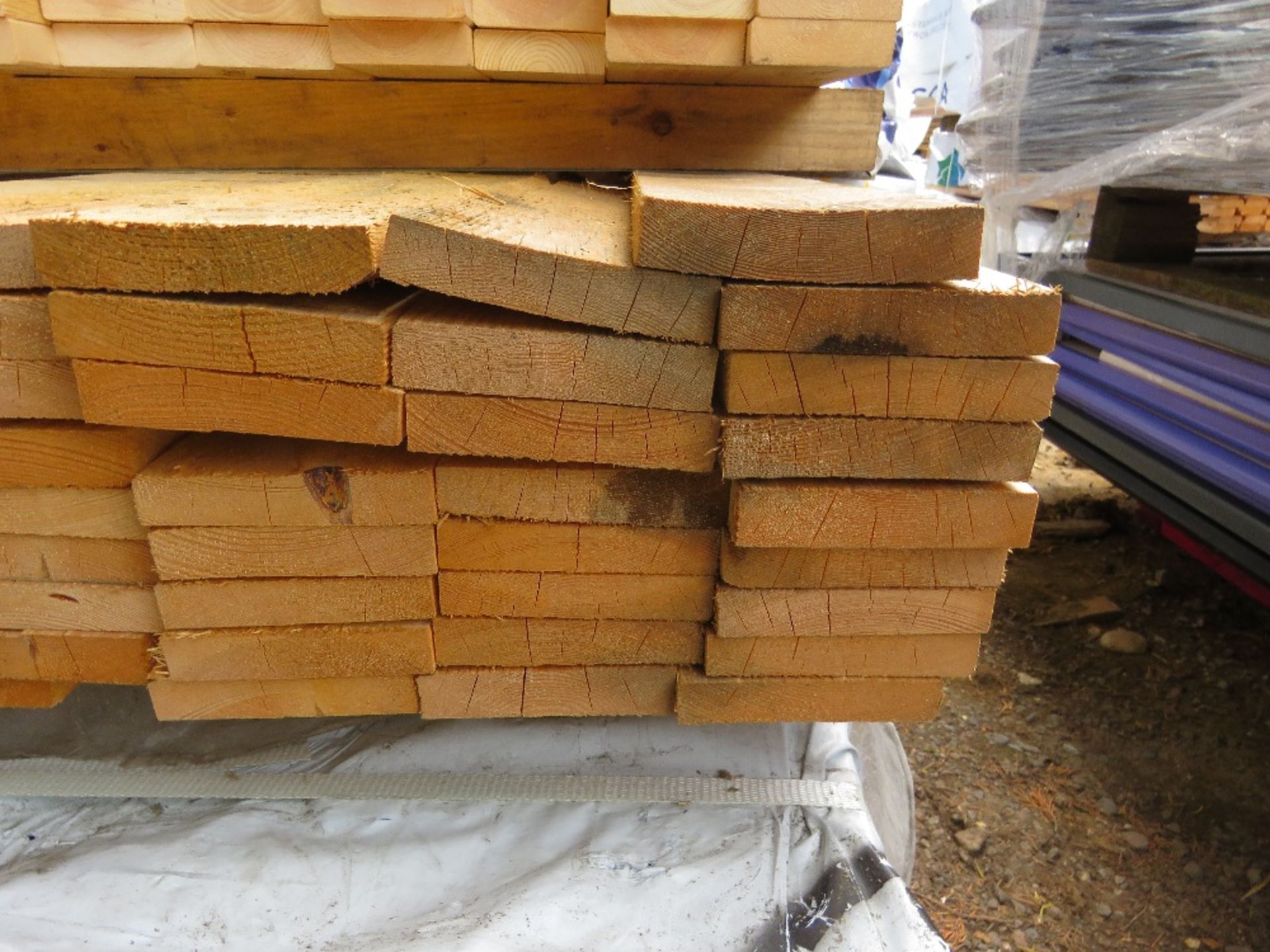 3 X BUNDLES OF MIXED FENCING TIMBERS 1.16-2.5M APPROX. - Image 4 of 6