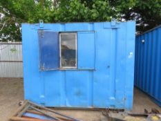 SECURE 10FT STEEL SITE OFFICE WITH KEYS. EXTERNAL SIZE: 3M WIDE X 2.43M WIDTH X 2.4M HEIGH APPROX