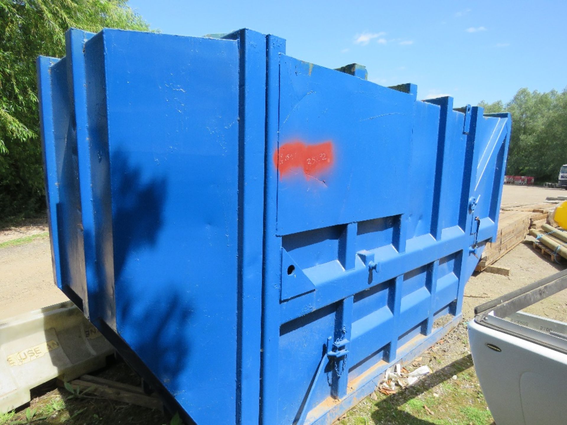 ANCHORPA SYSTEMS CHAINLIFT ENCLOSED COMPACTOR SKIP, 3PHASE POWERED. - Image 3 of 6