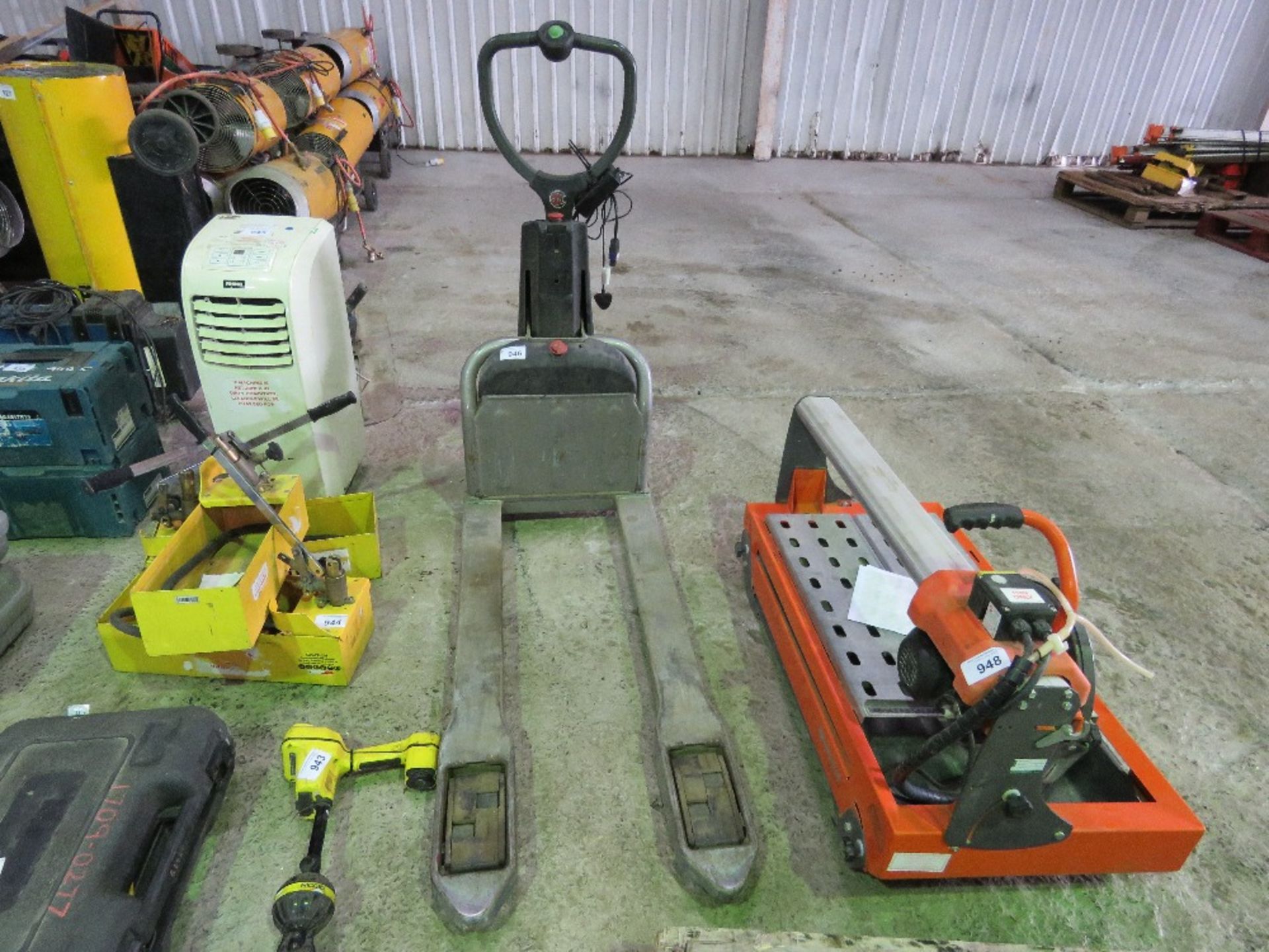 LINDE CITI BATTERY POWERED PALLET TRUCK. SHOWS 30 REC HOURS BUT NOT SHOWING POWER, THEREFORE SOLD AS - Image 2 of 6