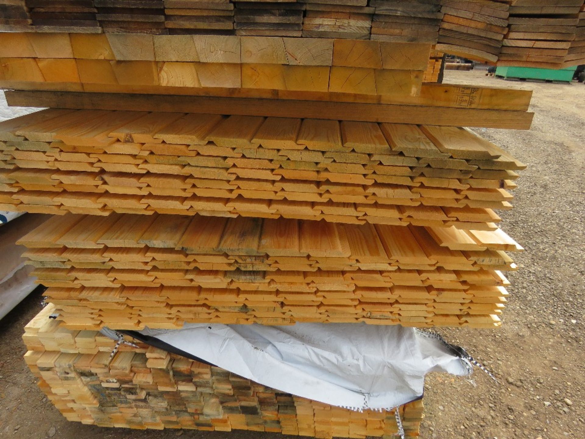 STACK OF ASSORTED FENCING TIMBERS: SHIPLAP, SLATS, BOARDS ETC. - Image 3 of 8